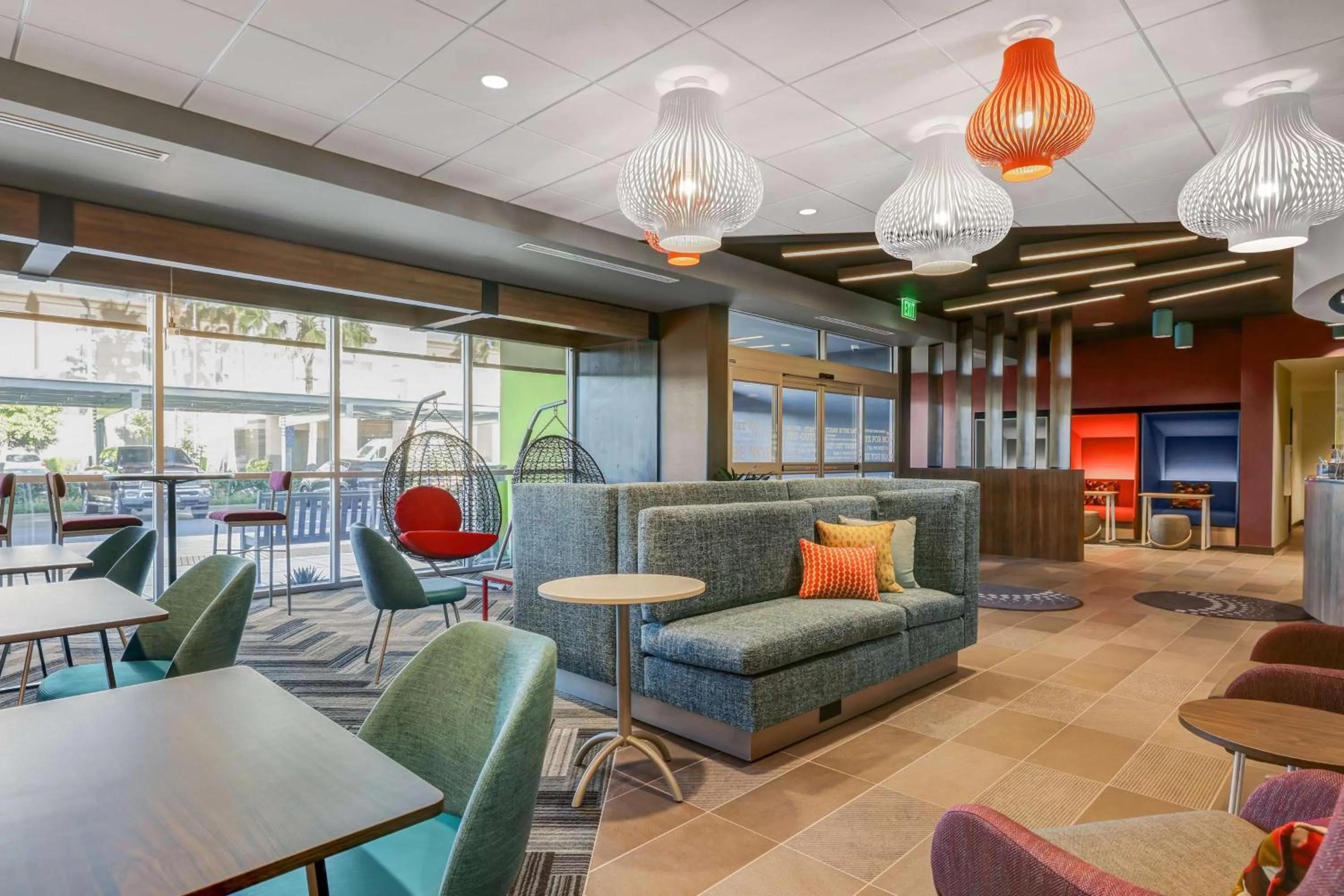 Lobby or reception in Tru By Hilton Lathrop