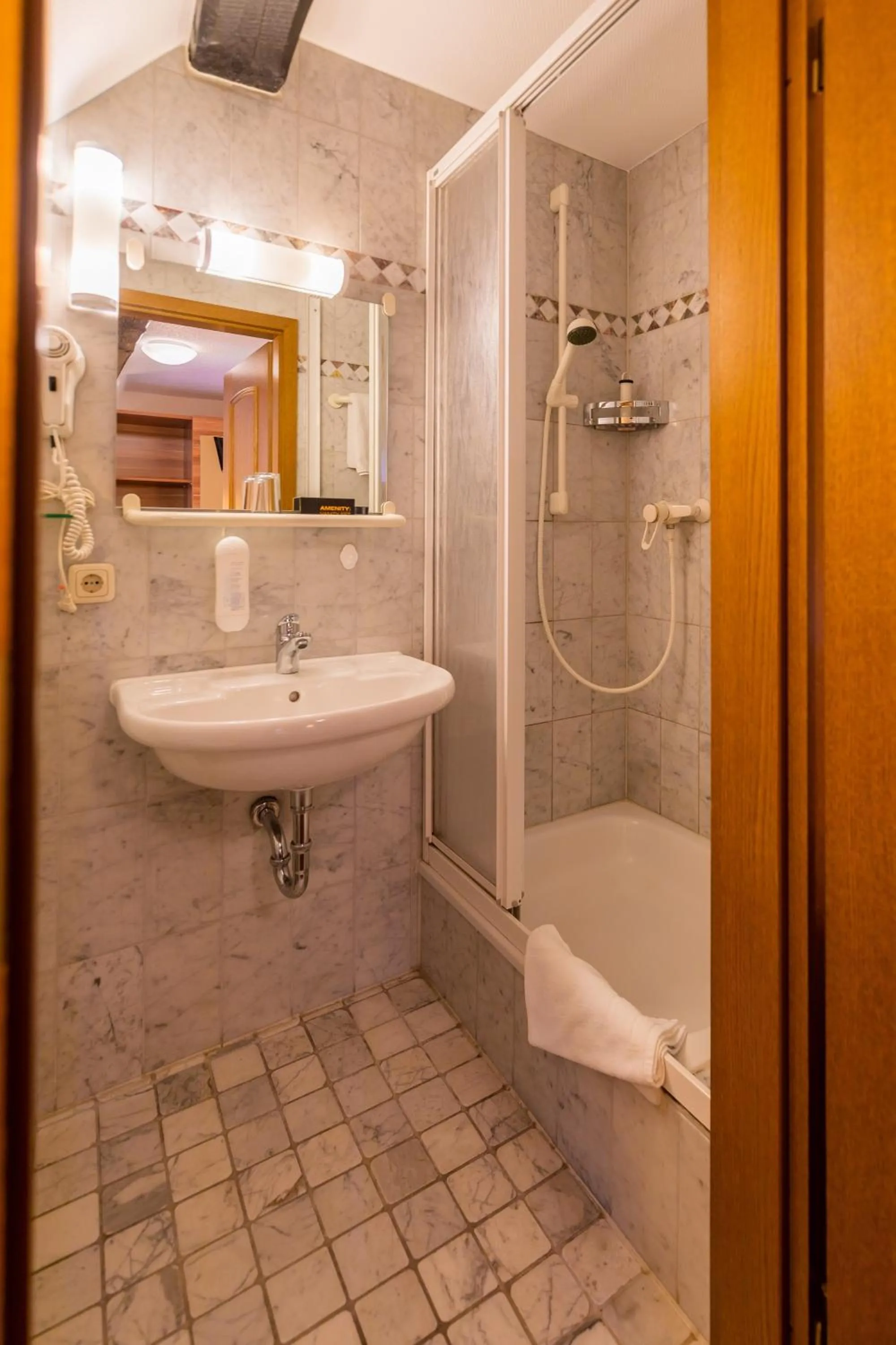 Shower in Hotel Goldener Hirsch