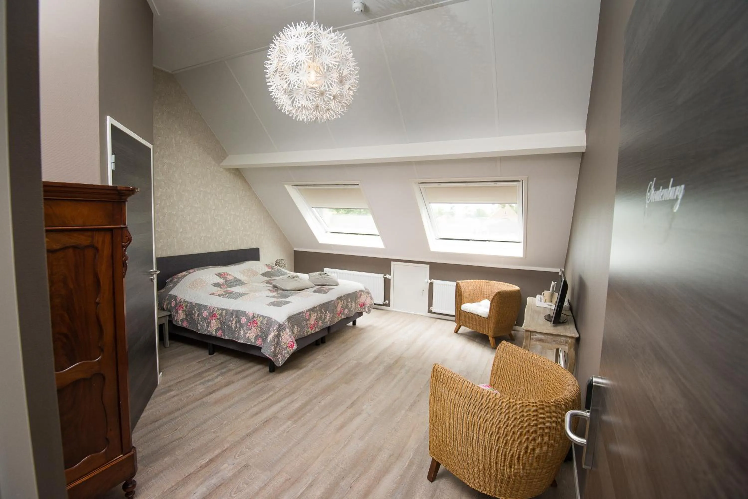 Photo of the whole room, Bed in B&B Groot Pepersgoed