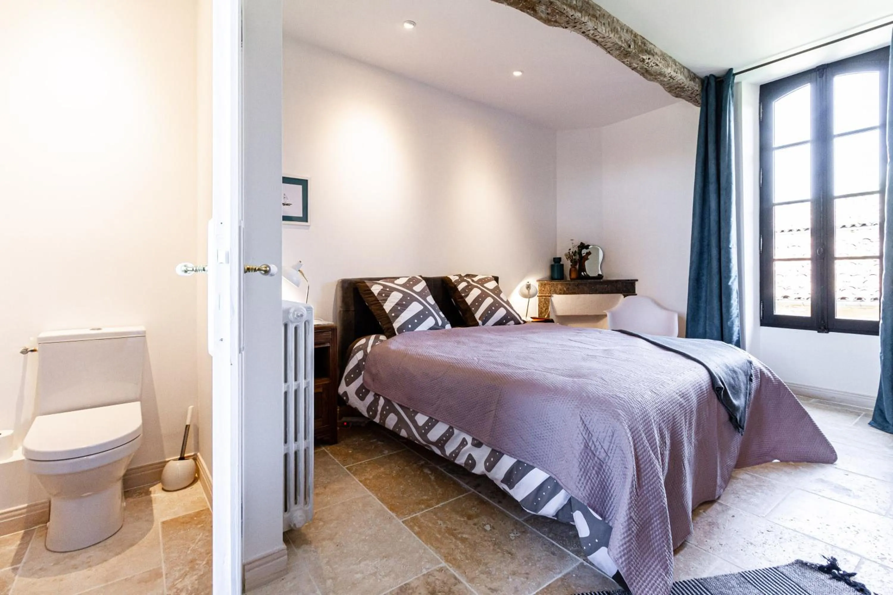 Toilet, Bed in B&B du Couvent, vue château