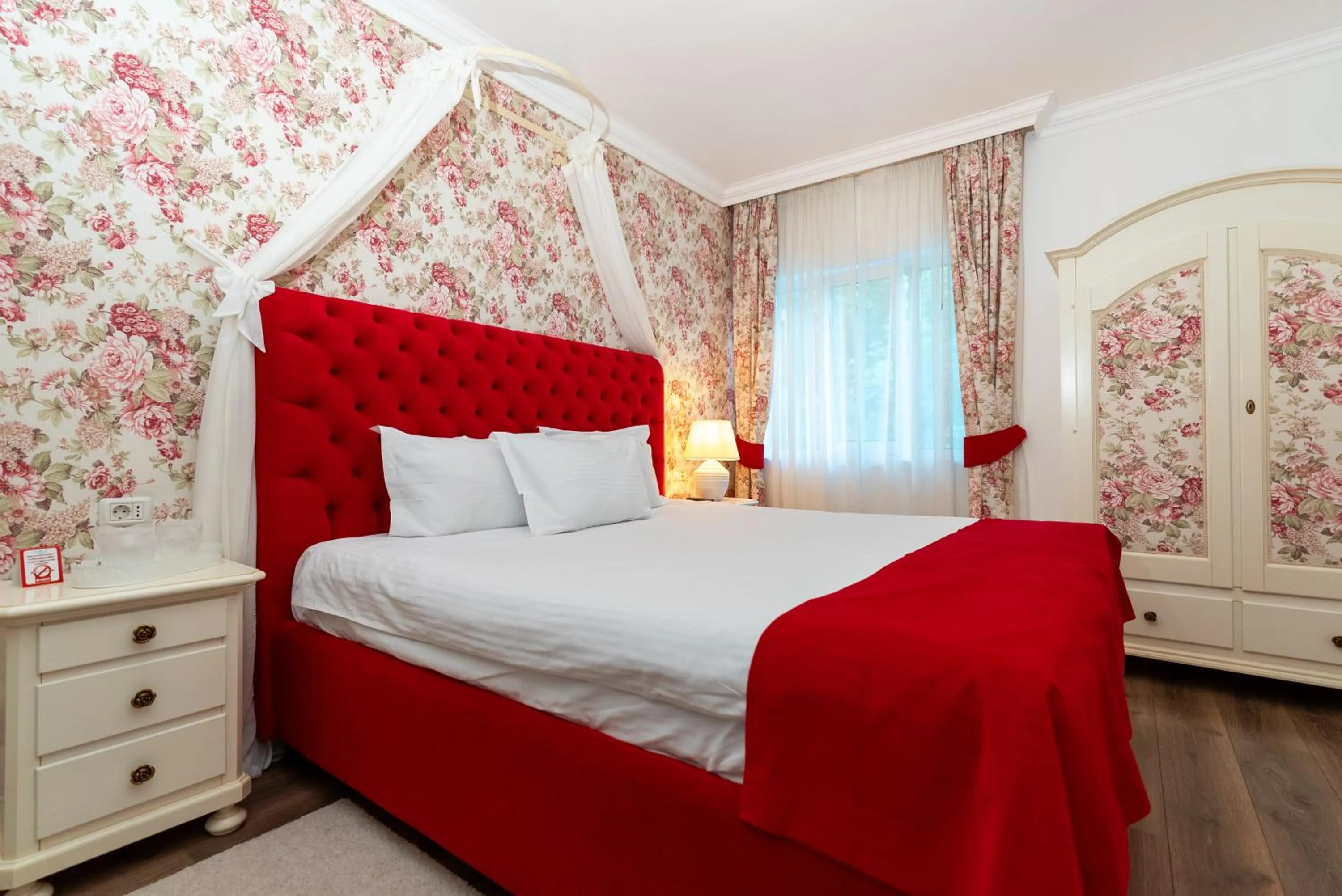Photo of the whole room, Bed in Excelsior Boutique Hotel Sinaia