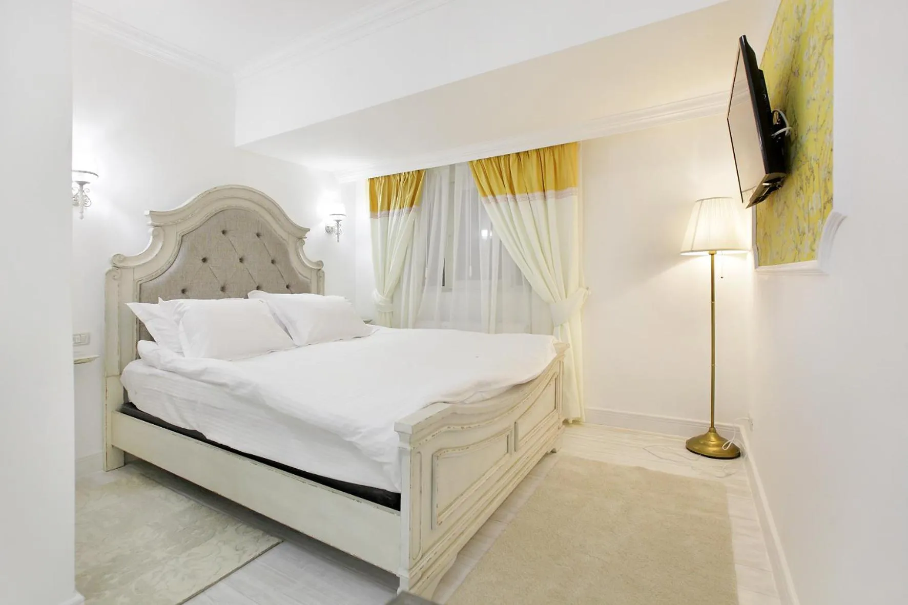 Photo of the whole room, Bed in Excelsior Boutique Hotel Sinaia