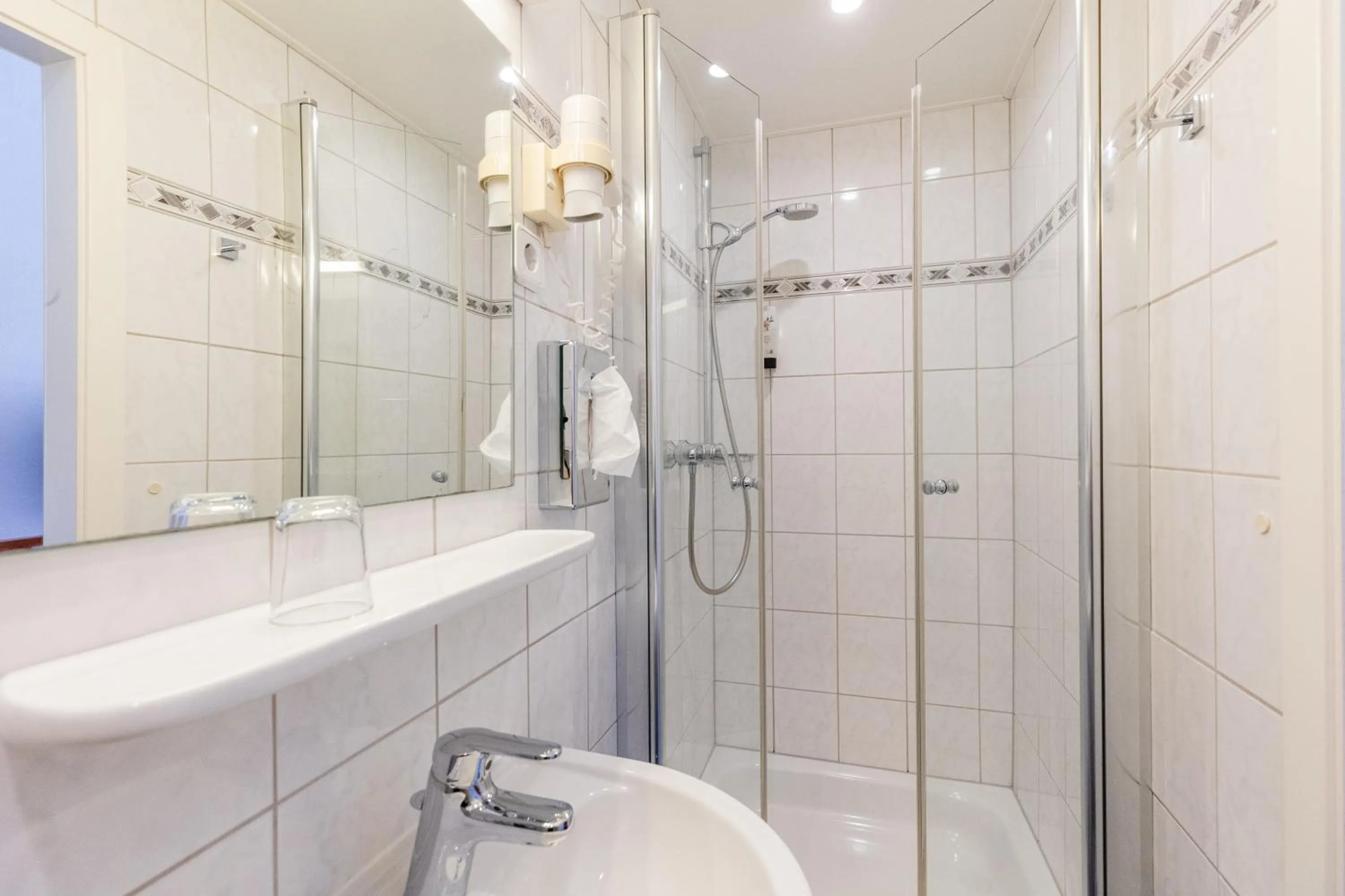 Shower in Hotel West an der Bockenheimer Warte