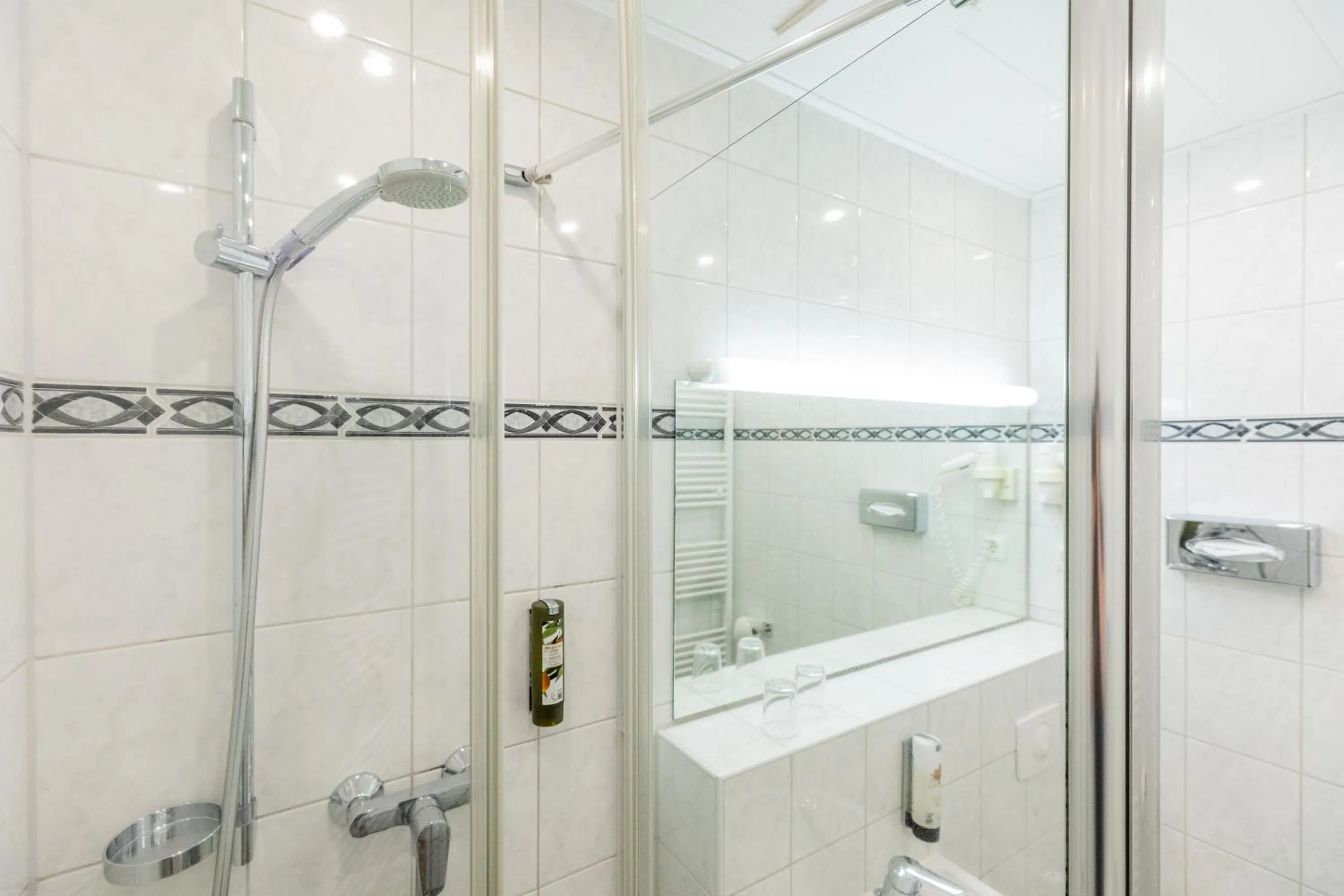 Shower in Hotel West an der Bockenheimer Warte