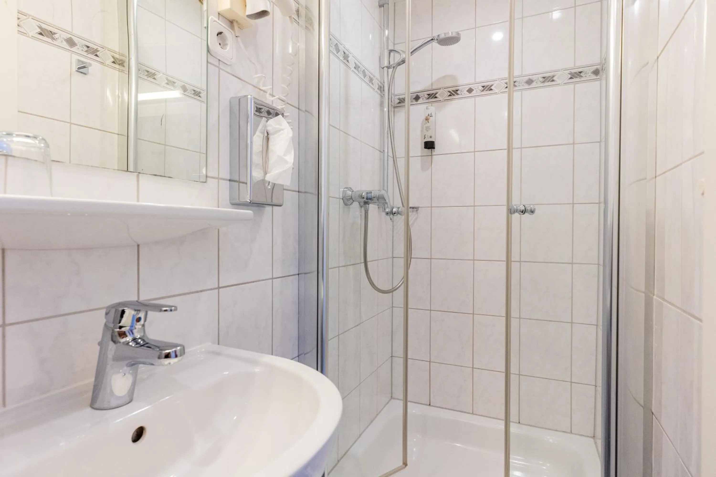 Shower in Hotel West an der Bockenheimer Warte