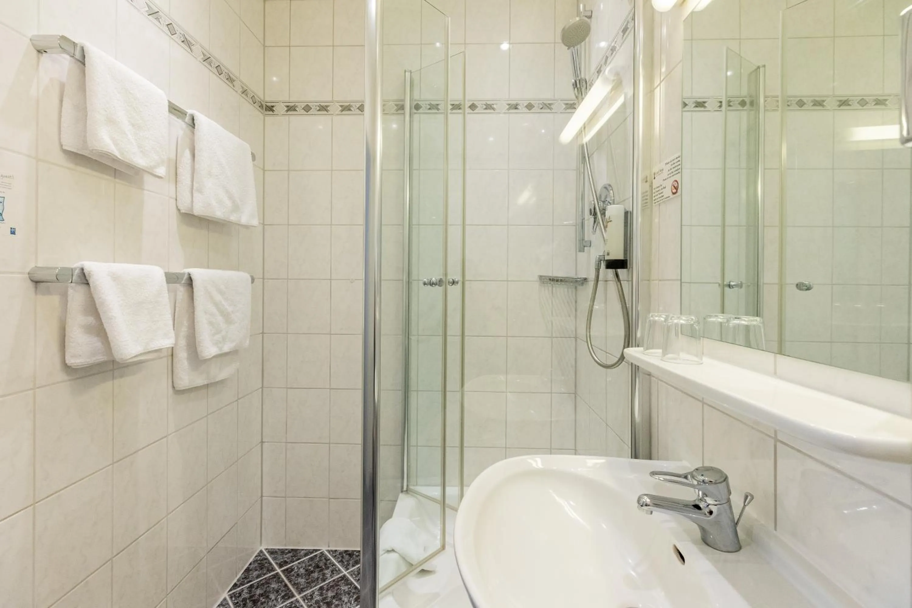 Shower in Hotel West an der Bockenheimer Warte