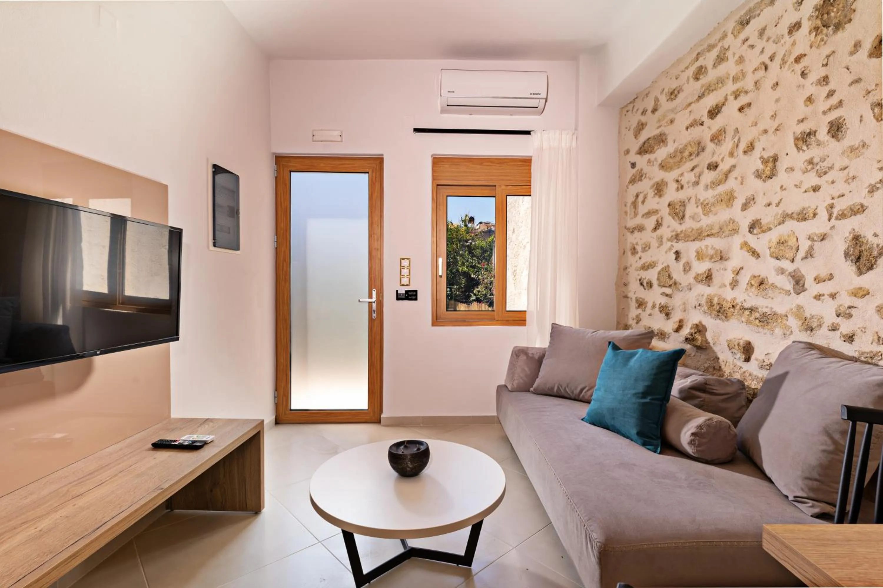 TV and multimedia in Erotokritos City Luxury Suites