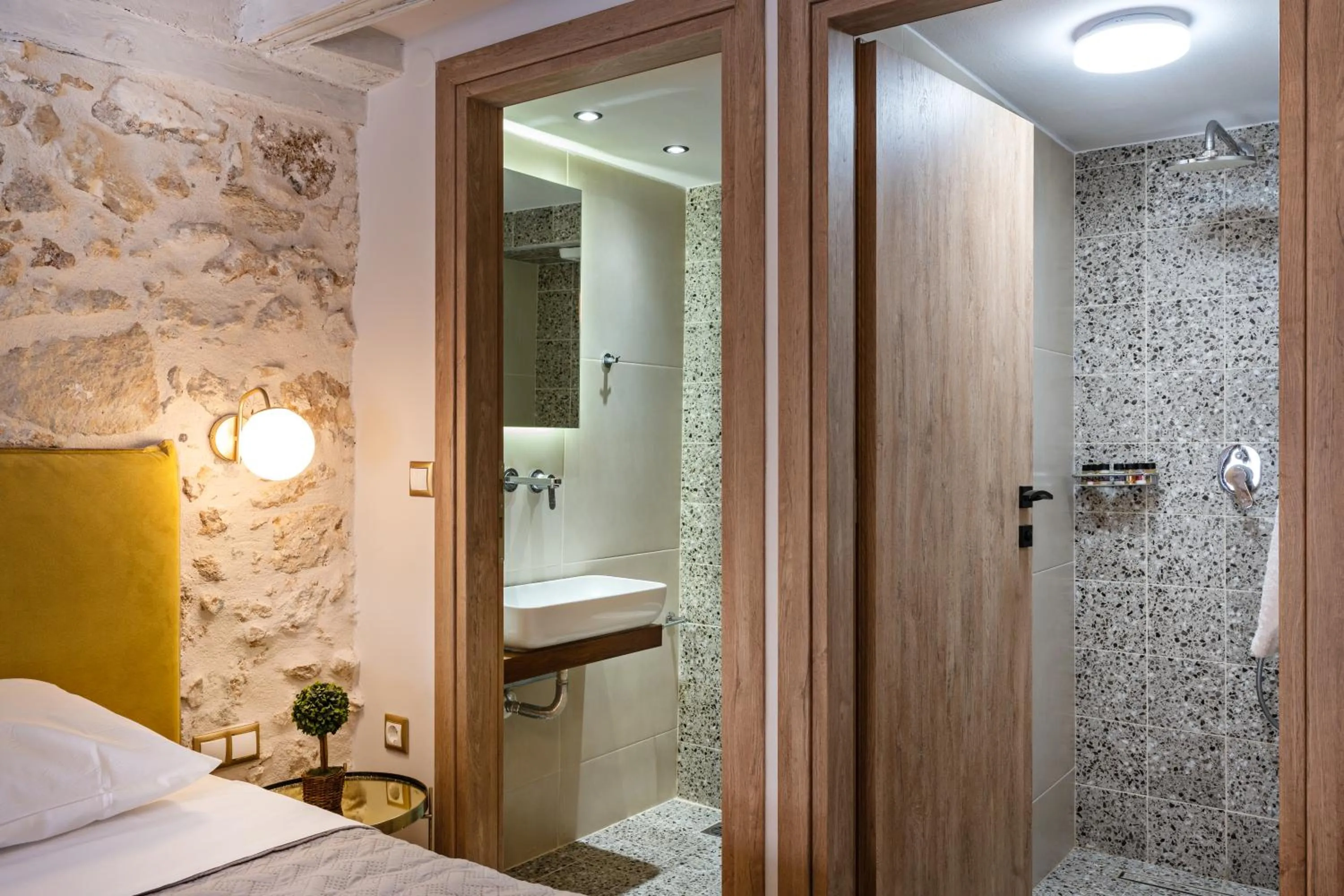 Shower, Bed in Erotokritos City Luxury Suites