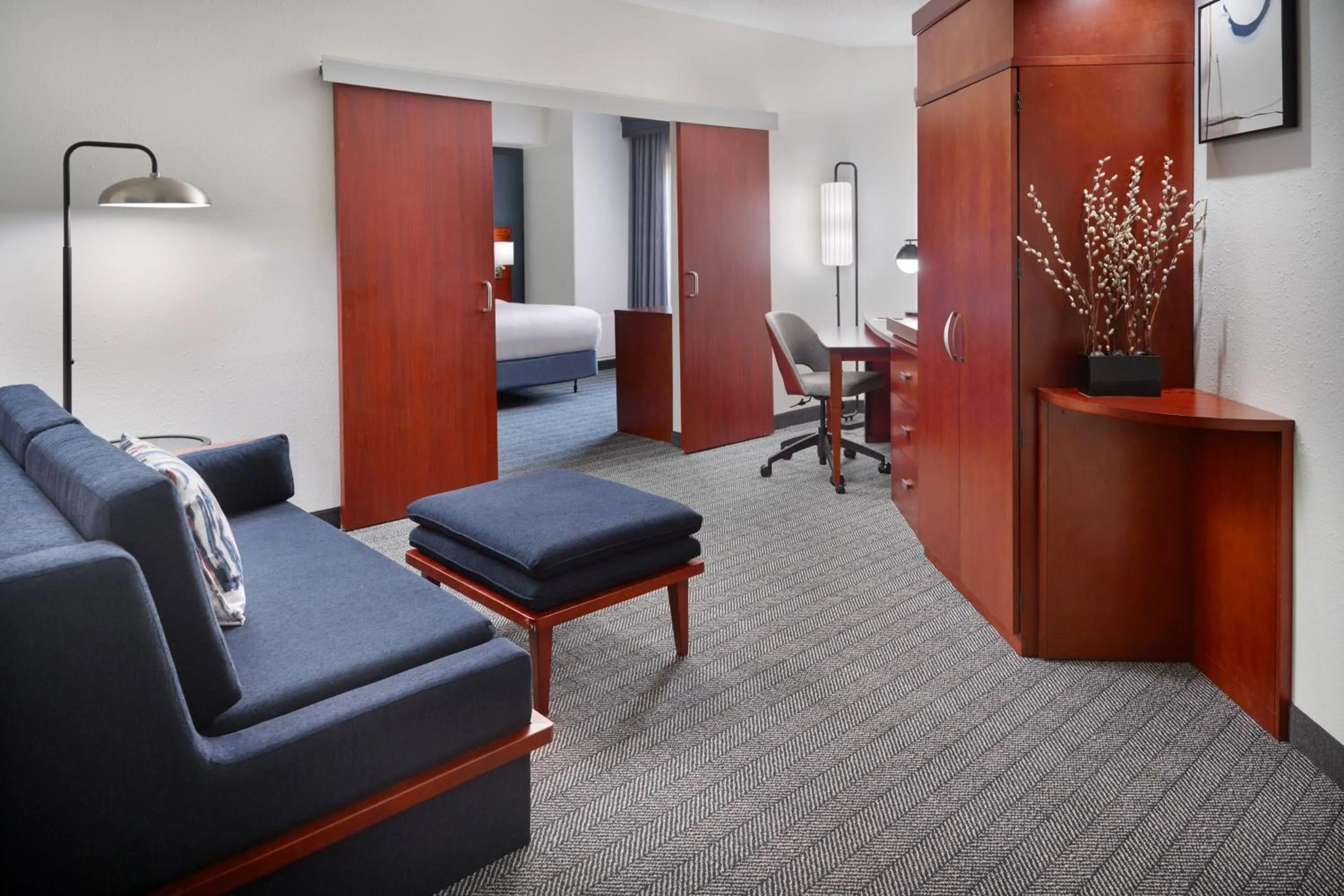 Living room in Courtyard by Marriott Atlanta Conyers