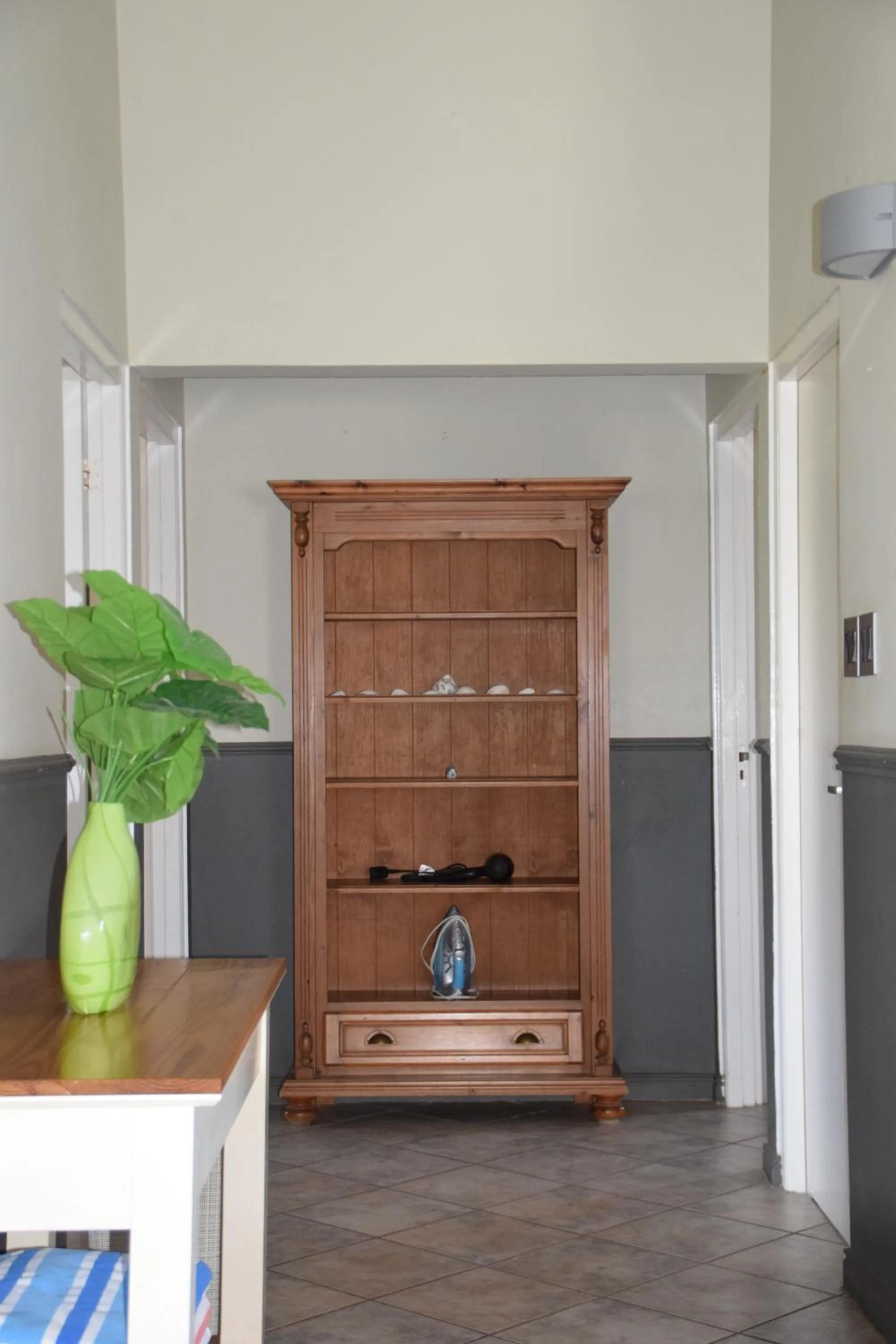 wardrobe in La Felicidad Aruba