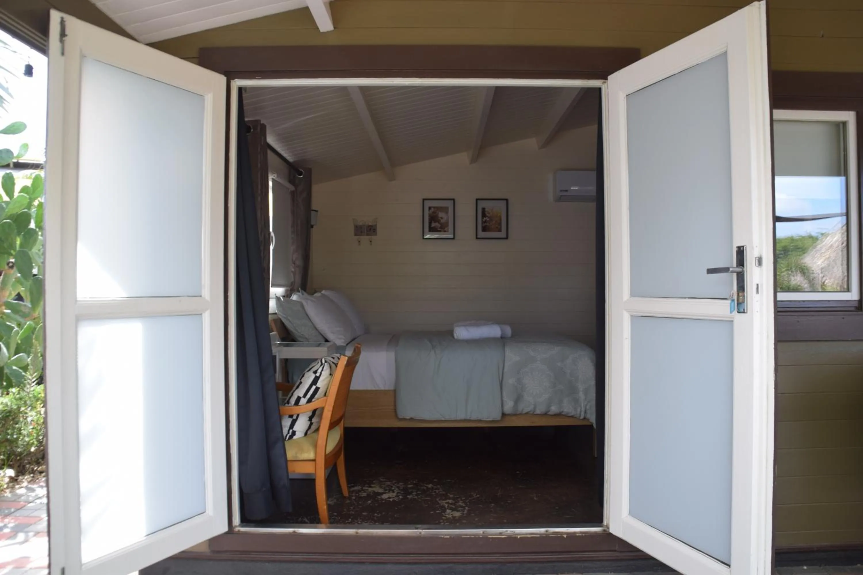 Photo of the whole room, Bed in La Felicidad Aruba