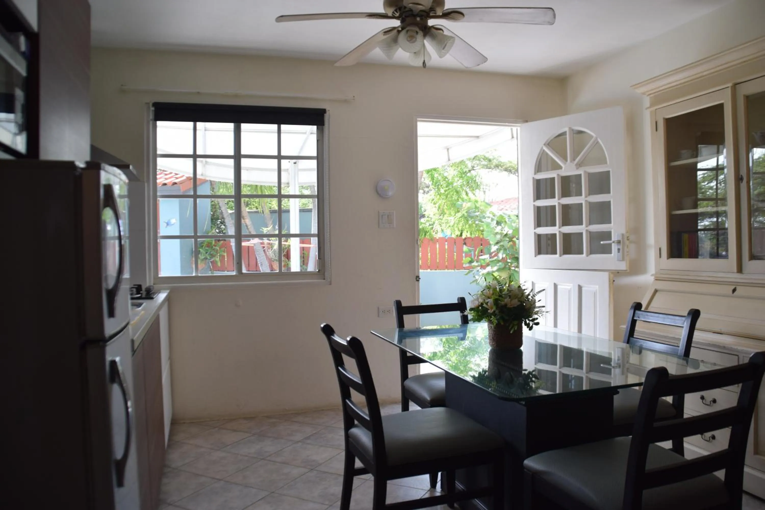 Dining area in La Felicidad Aruba