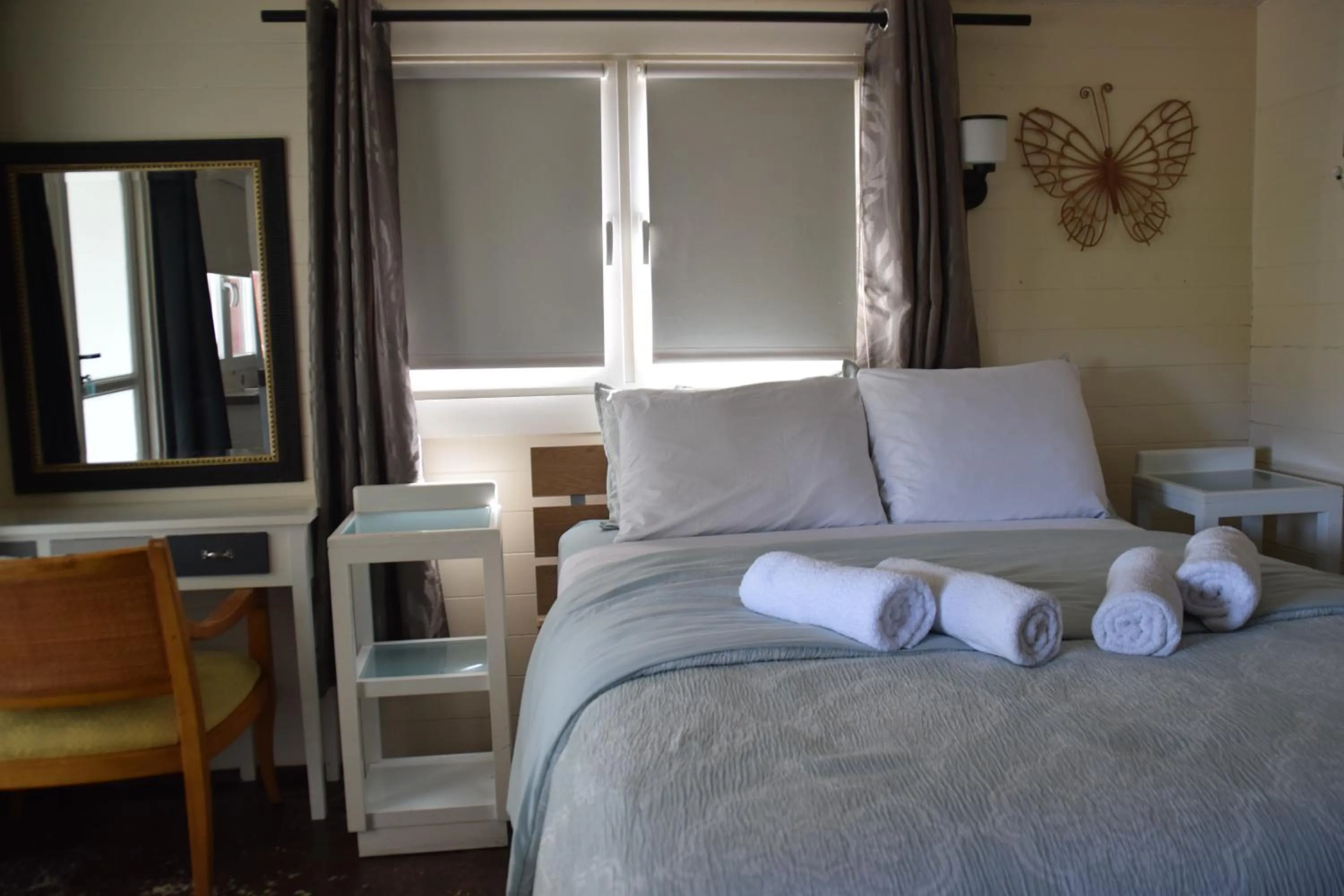 Photo of the whole room, Bed in La Felicidad Aruba