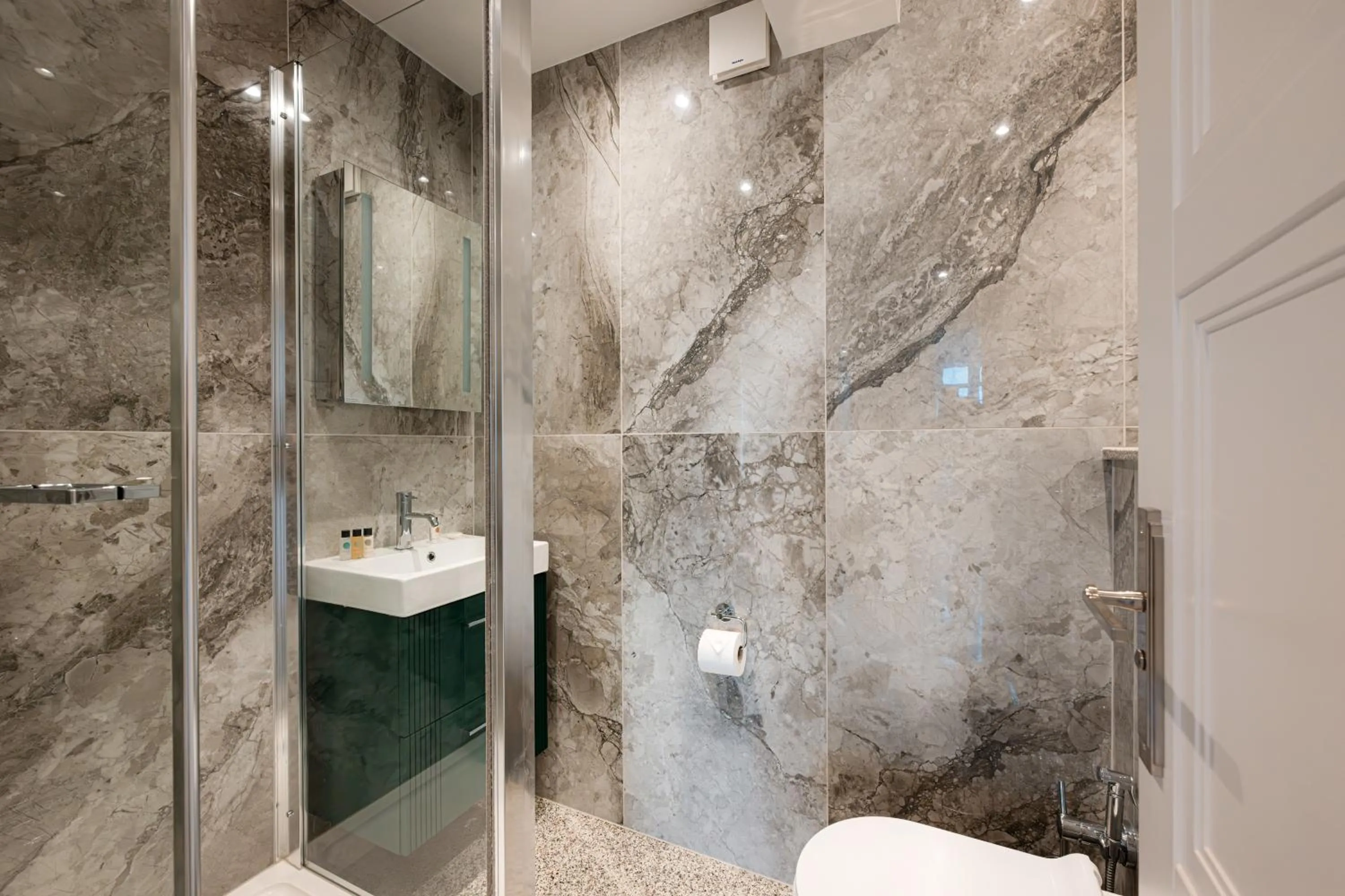 Shower in Fountain House Apartments - London
