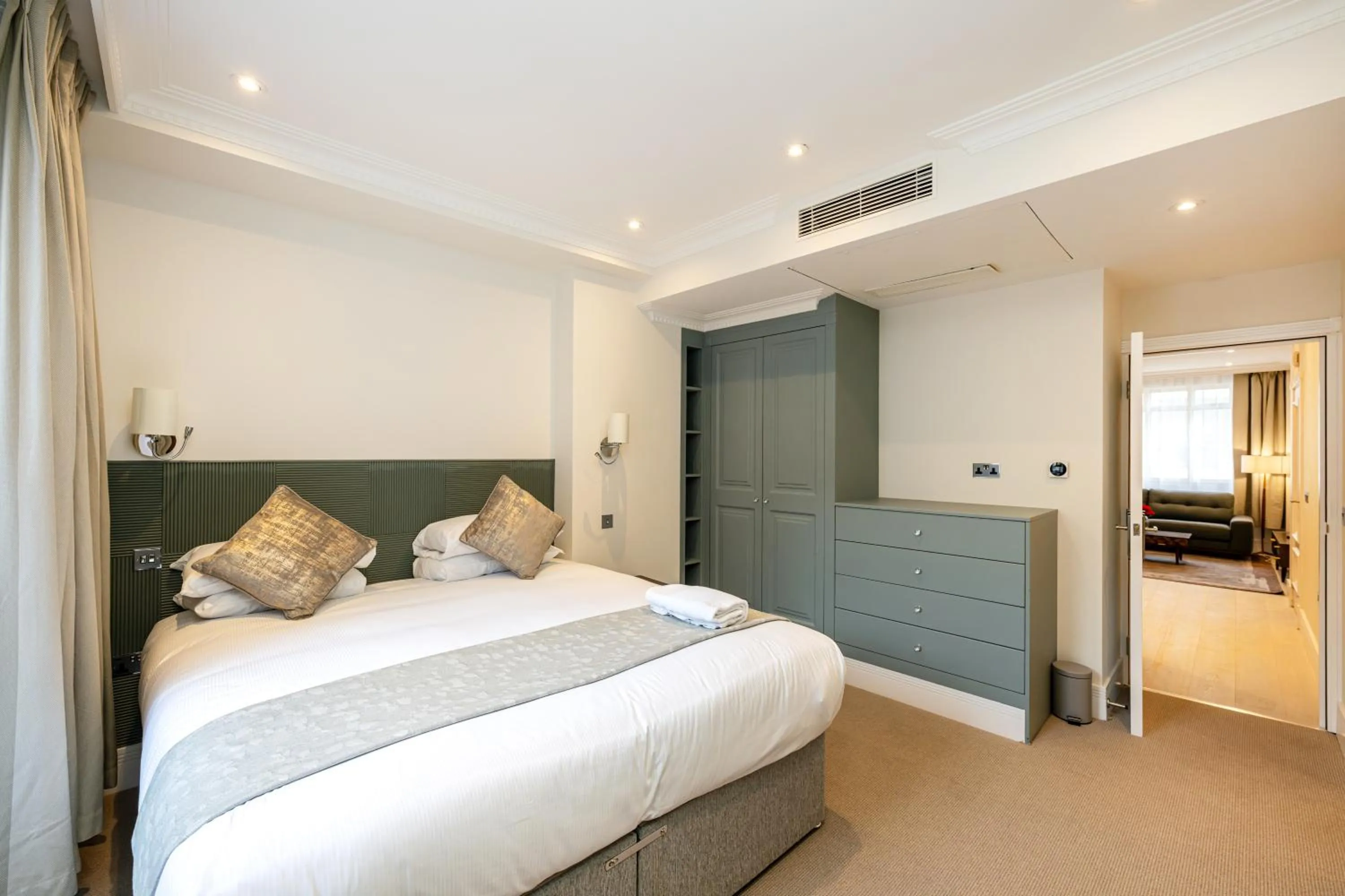 Bed in Fountain House Apartments - London