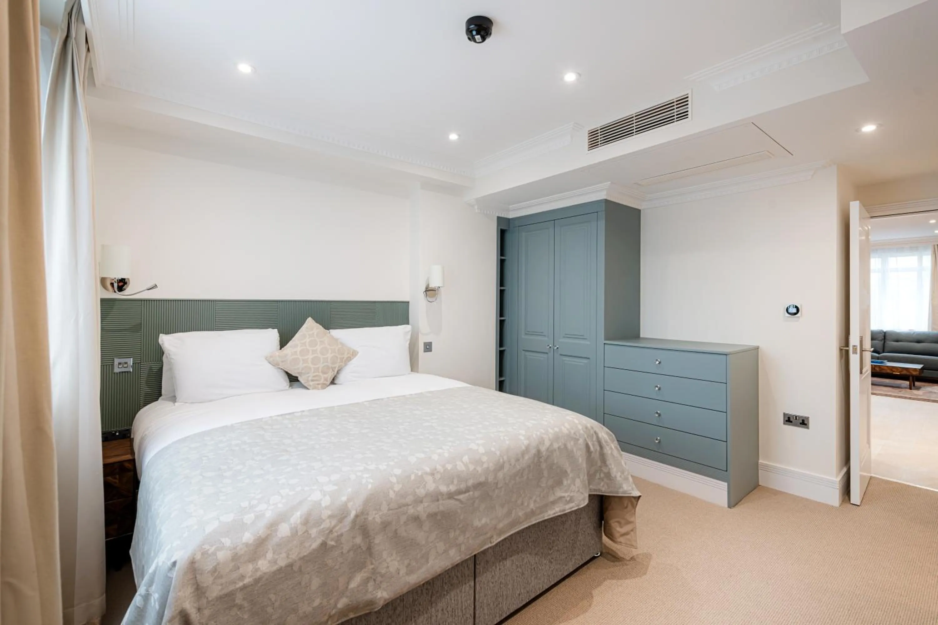 Bed in Fountain House Apartments - London