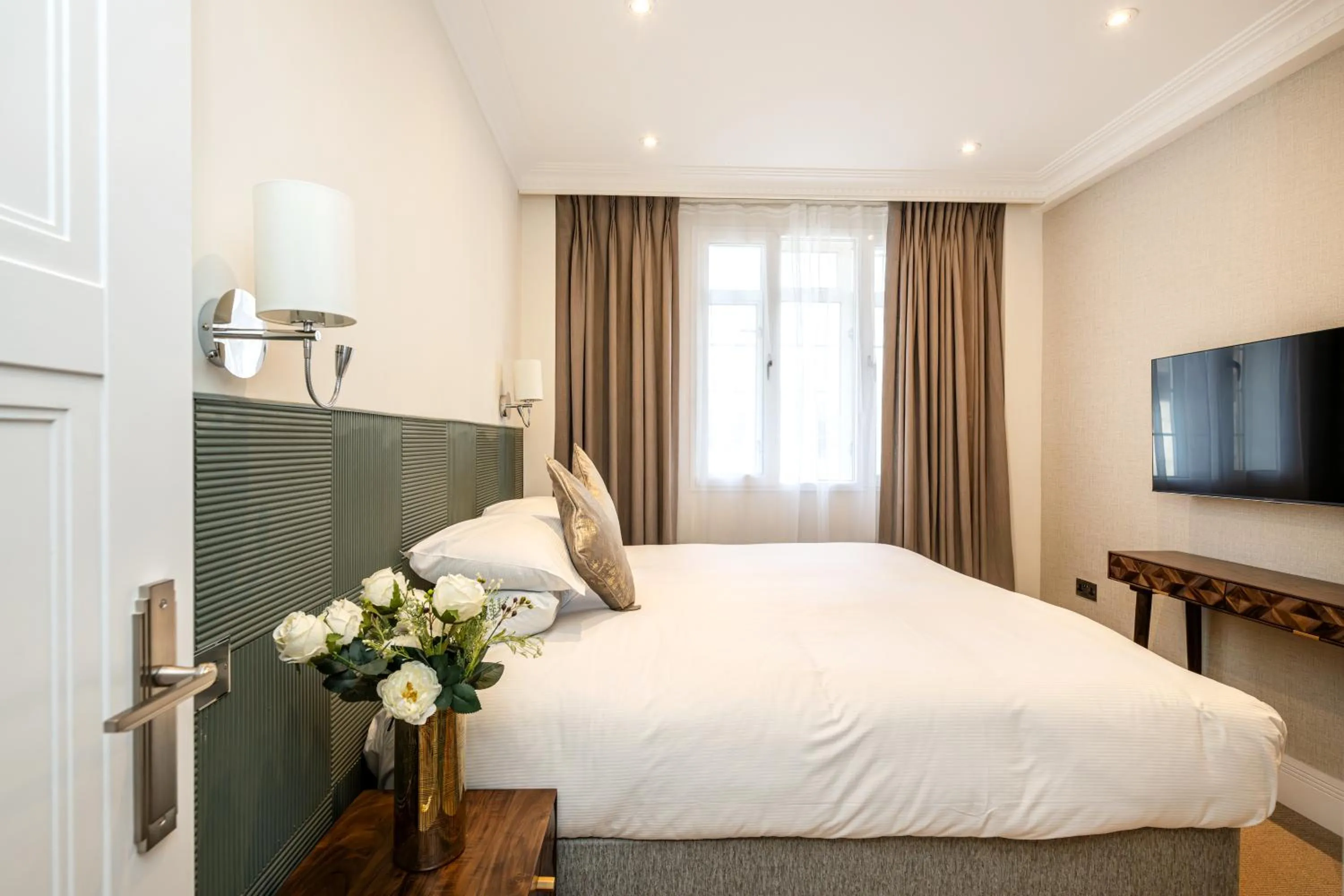 Bed in Fountain House Apartments - London