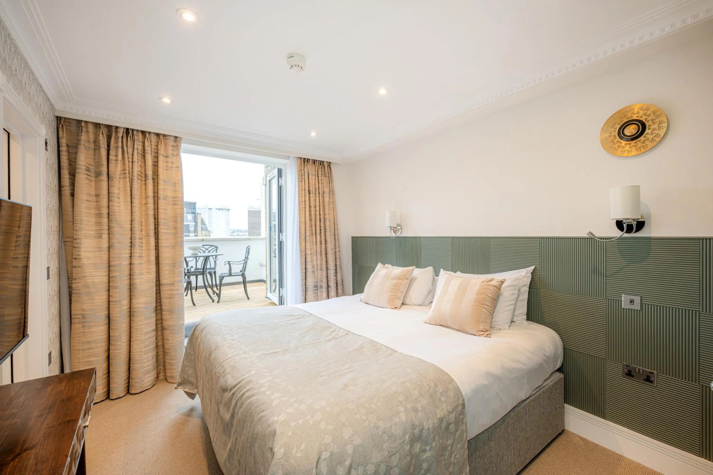 Bed in Fountain House Apartments - London