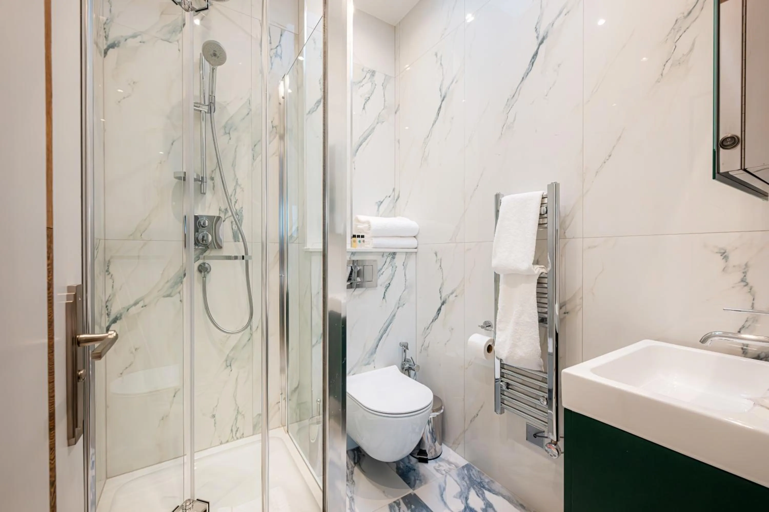 Shower in Fountain House Apartments - London