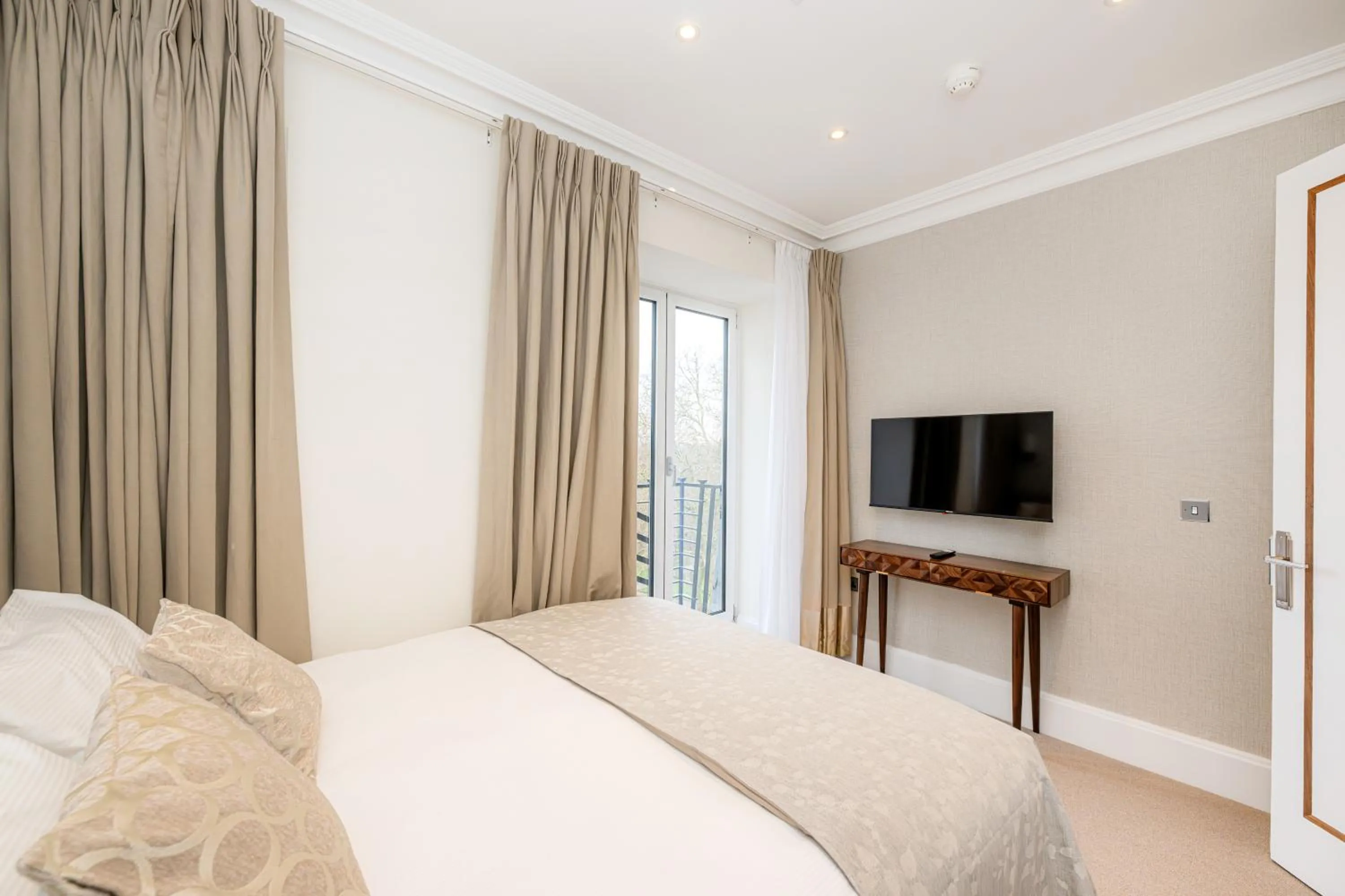 Bed in Fountain House Apartments - London