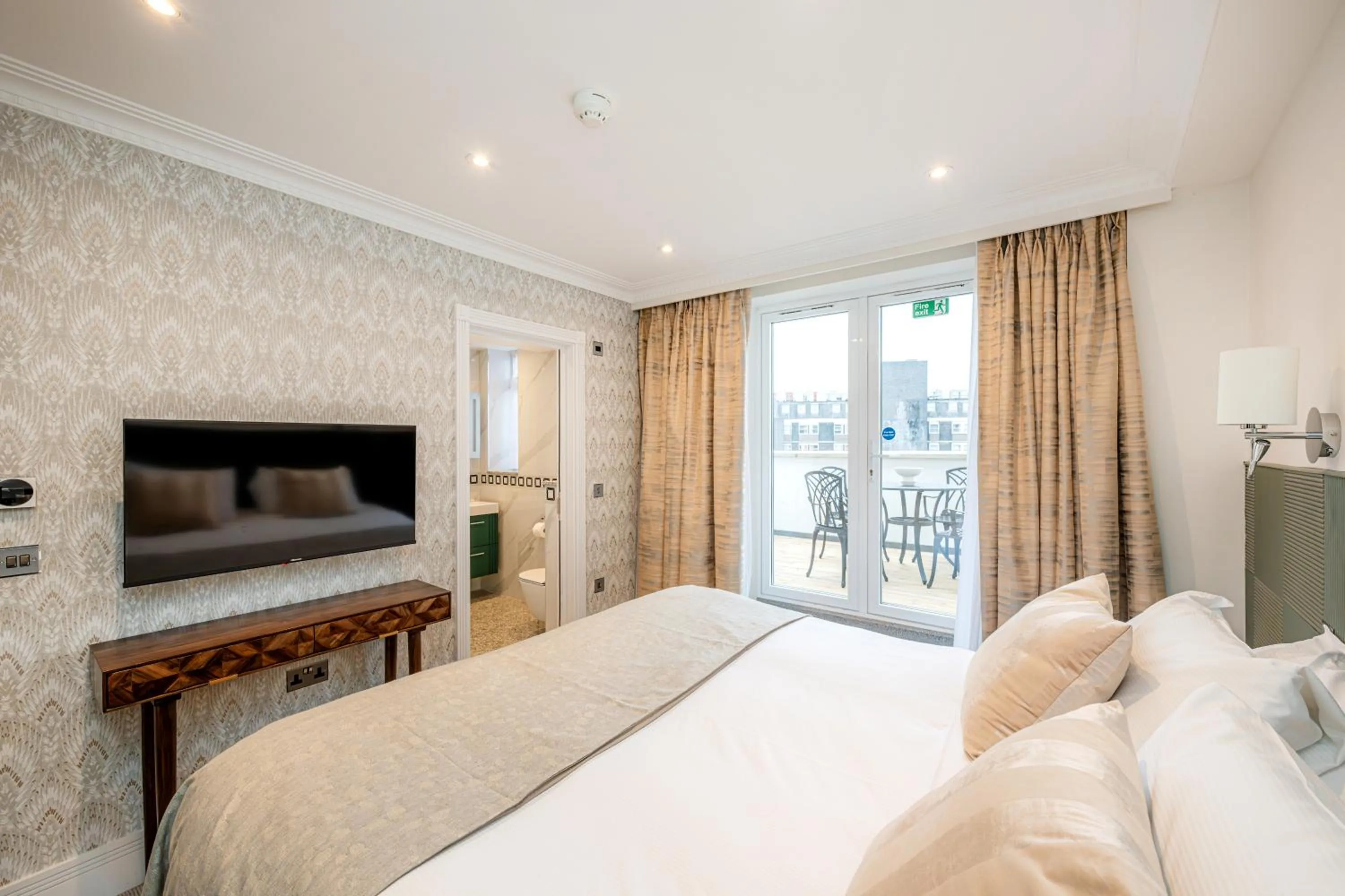 TV and multimedia, Bed in Fountain House Apartments - London