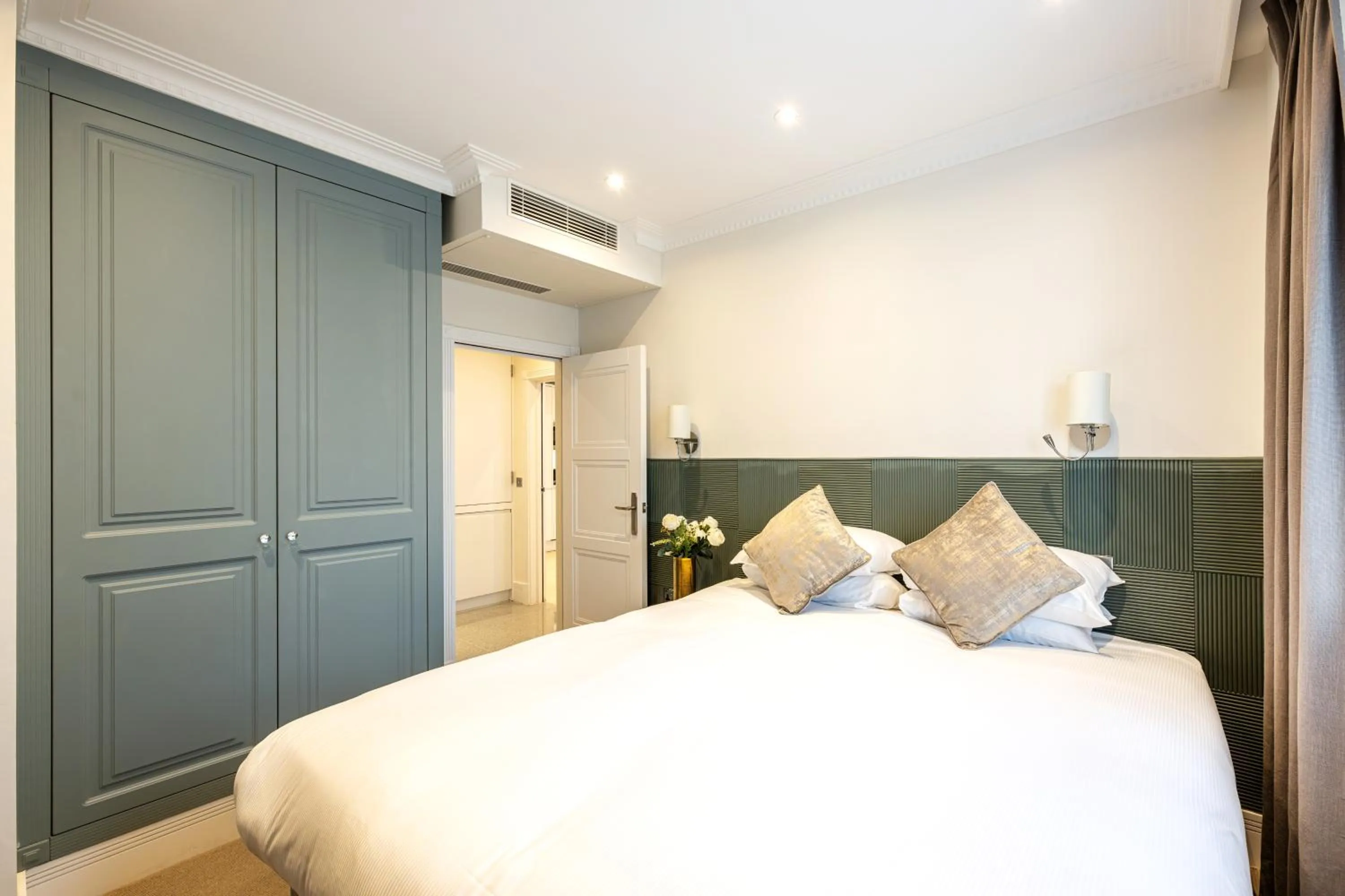 Bed in Fountain House Apartments - London