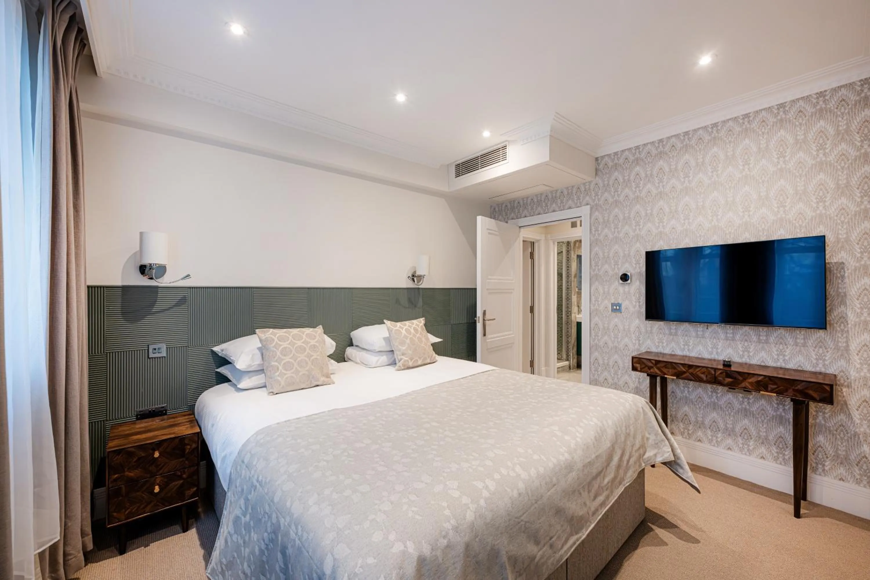 Bedroom, Bed in Fountain House Apartments - London