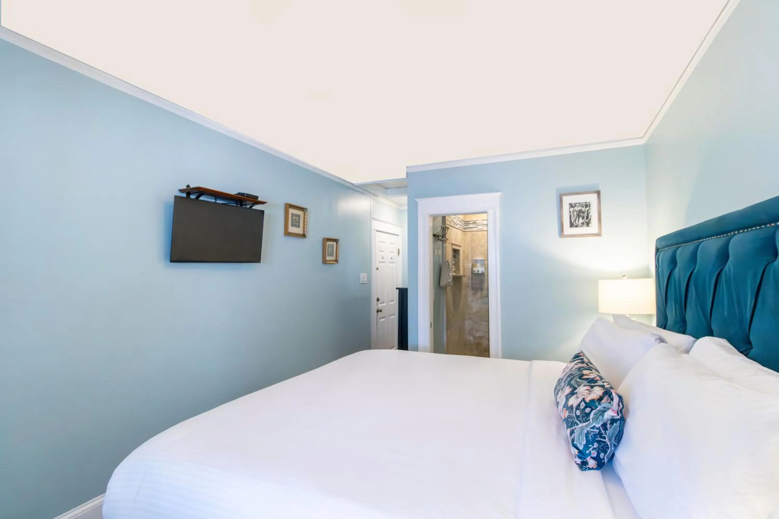 Bed in Hemingway House Bed and Breakfast