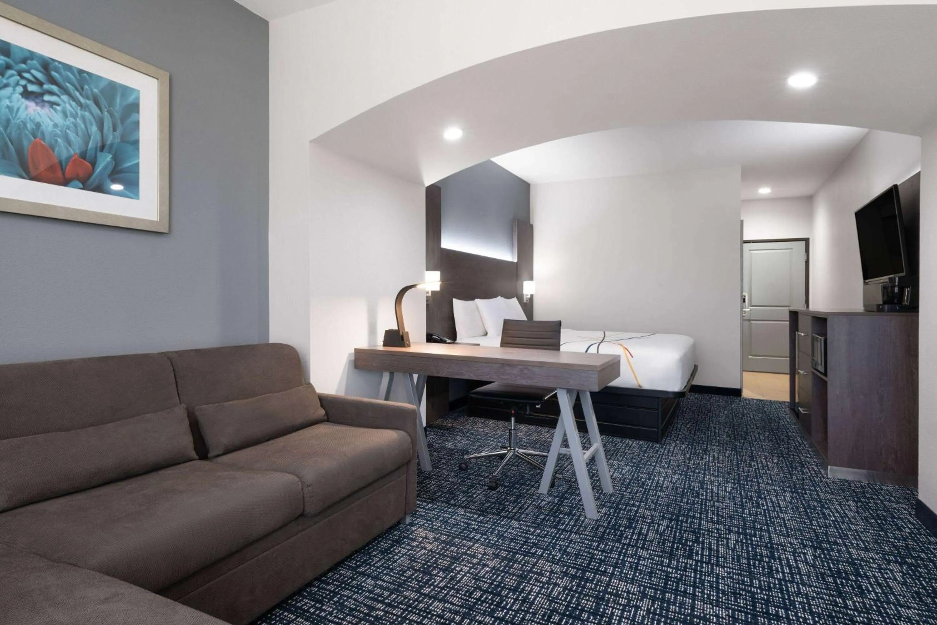 Photo of the whole room in La Quinta by Wyndham Muskogee