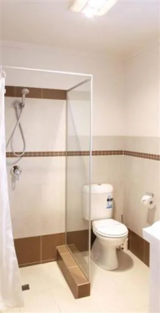 Bathroom in Rose & Crown Hotel