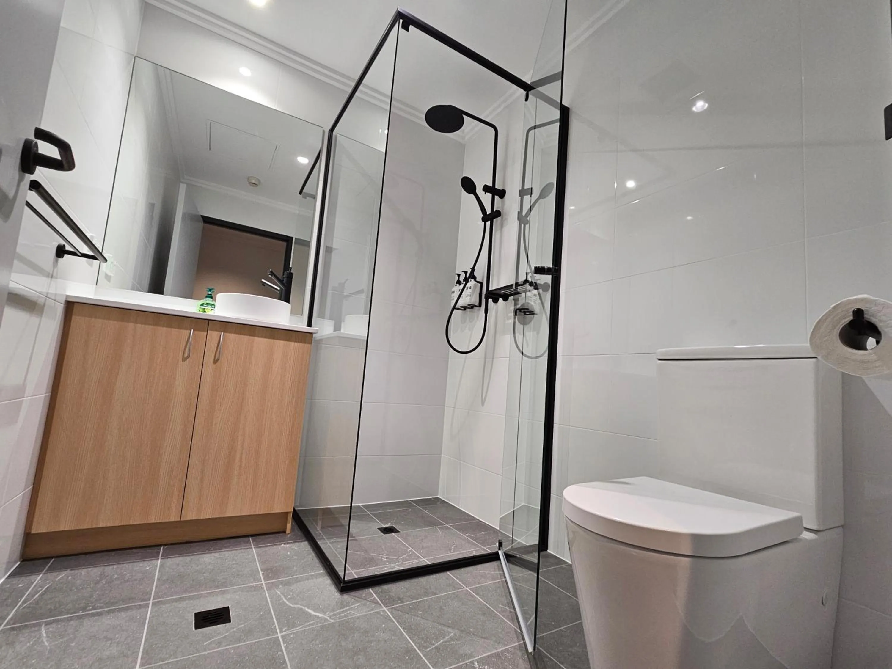 Shower in Econo Lodge Rivervale