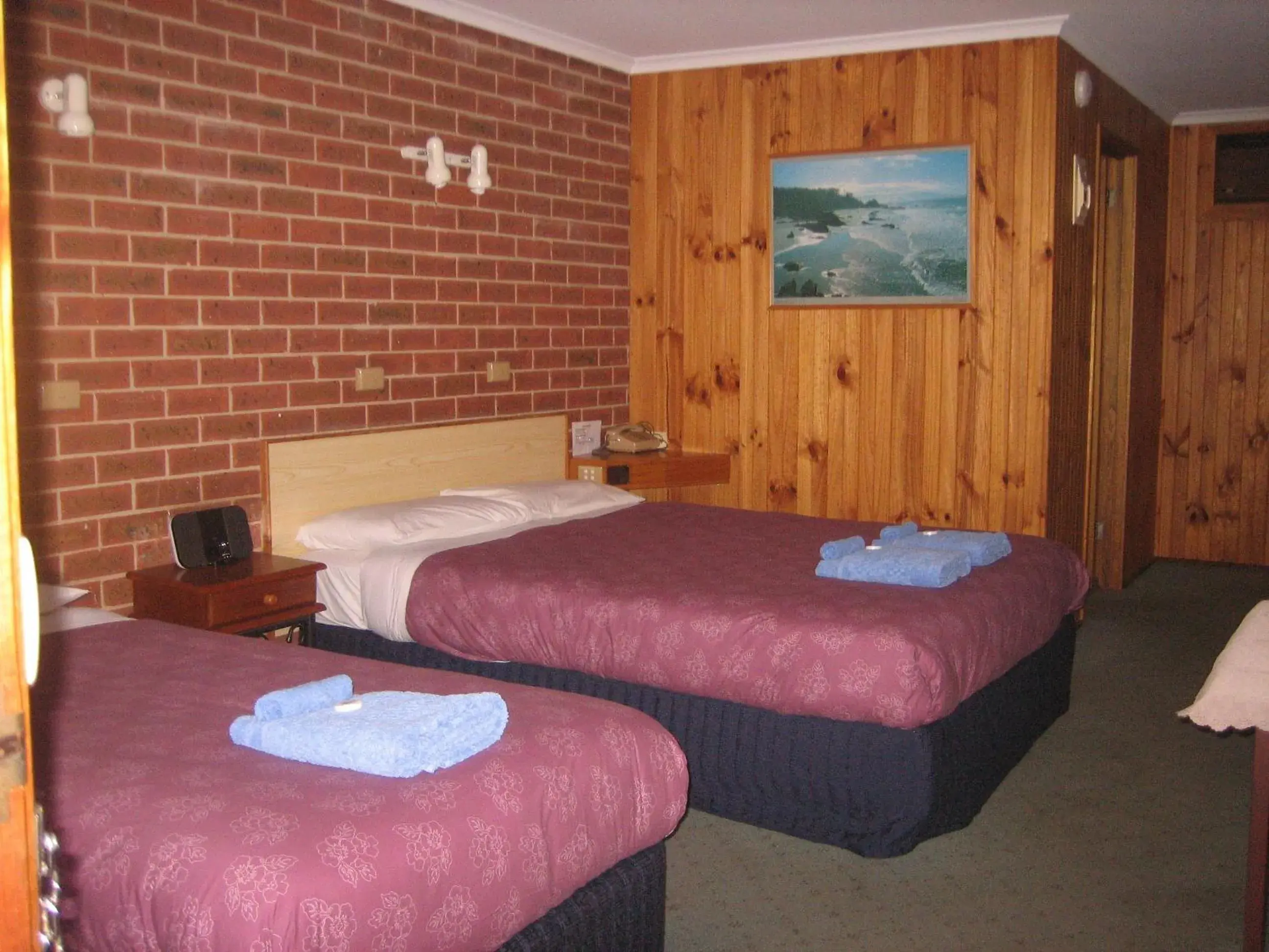 Basic Triple Room with Disabled Access in Orbost Country Road Motor Inn Basic Triple Room with Disabled Access in Orbost Country Road Motor Inn