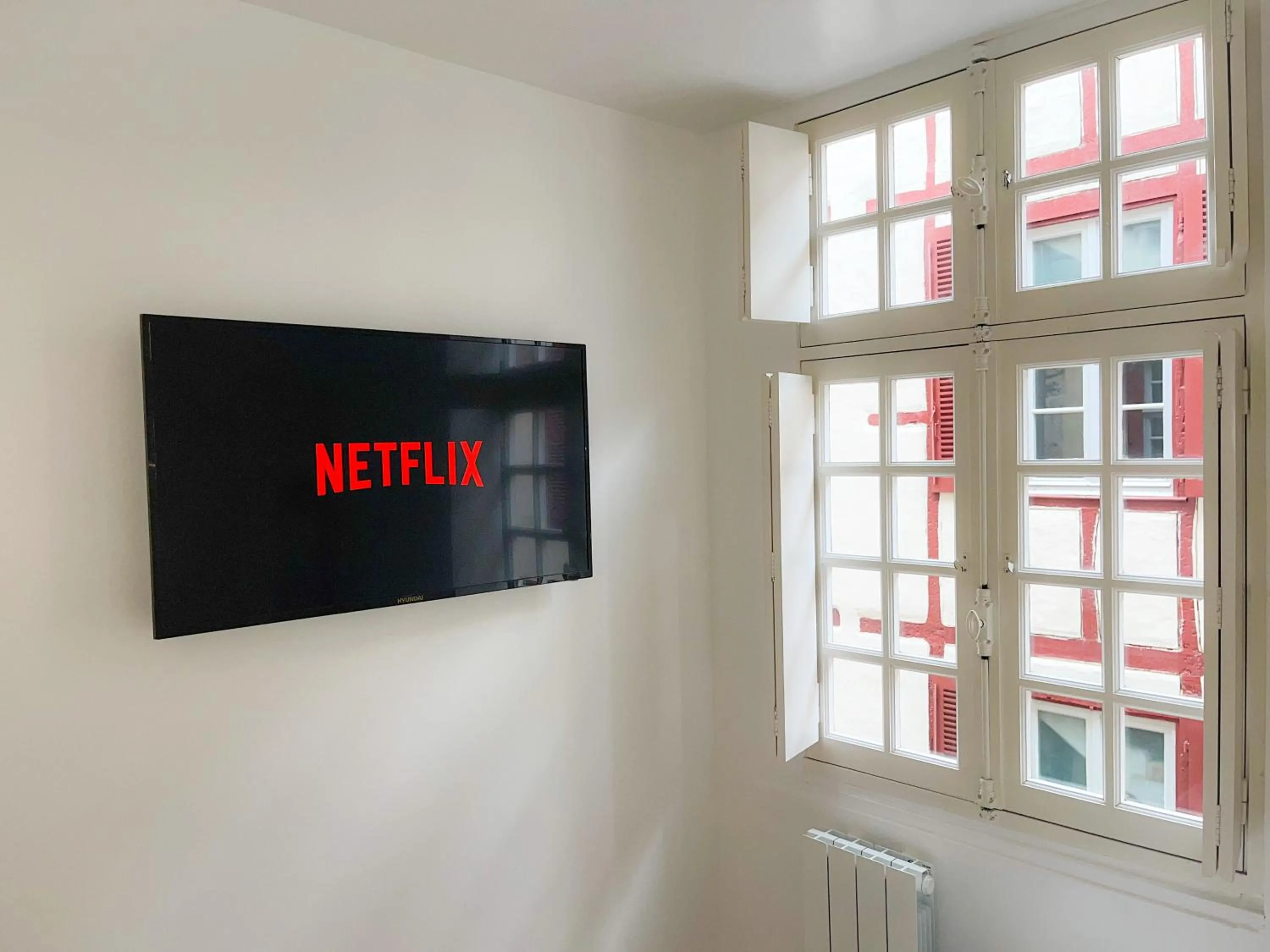 TV and multimedia in Maison d'hôtes City Break MIRADOUR