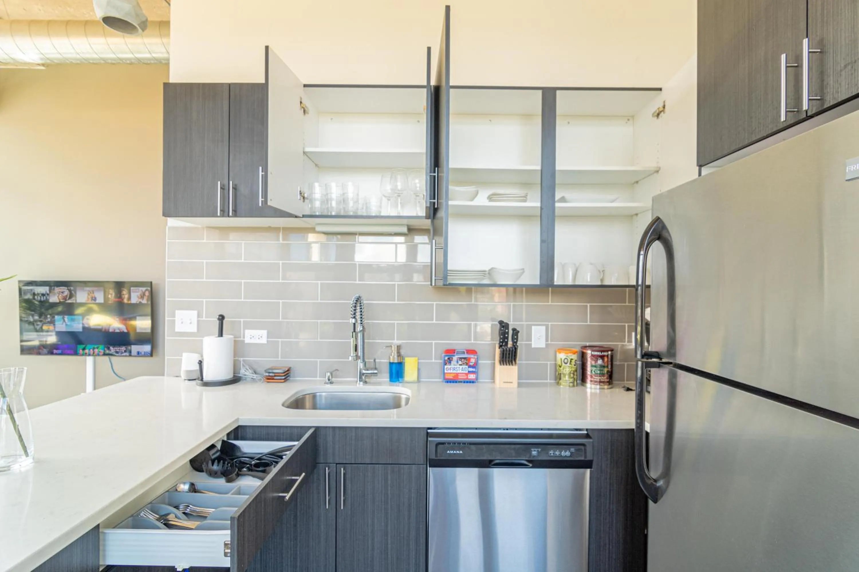 Bright 2BR Luxury Corner Suite with Optional Parking Sleeps 6 guests Near McCormick Place and Soldier Field