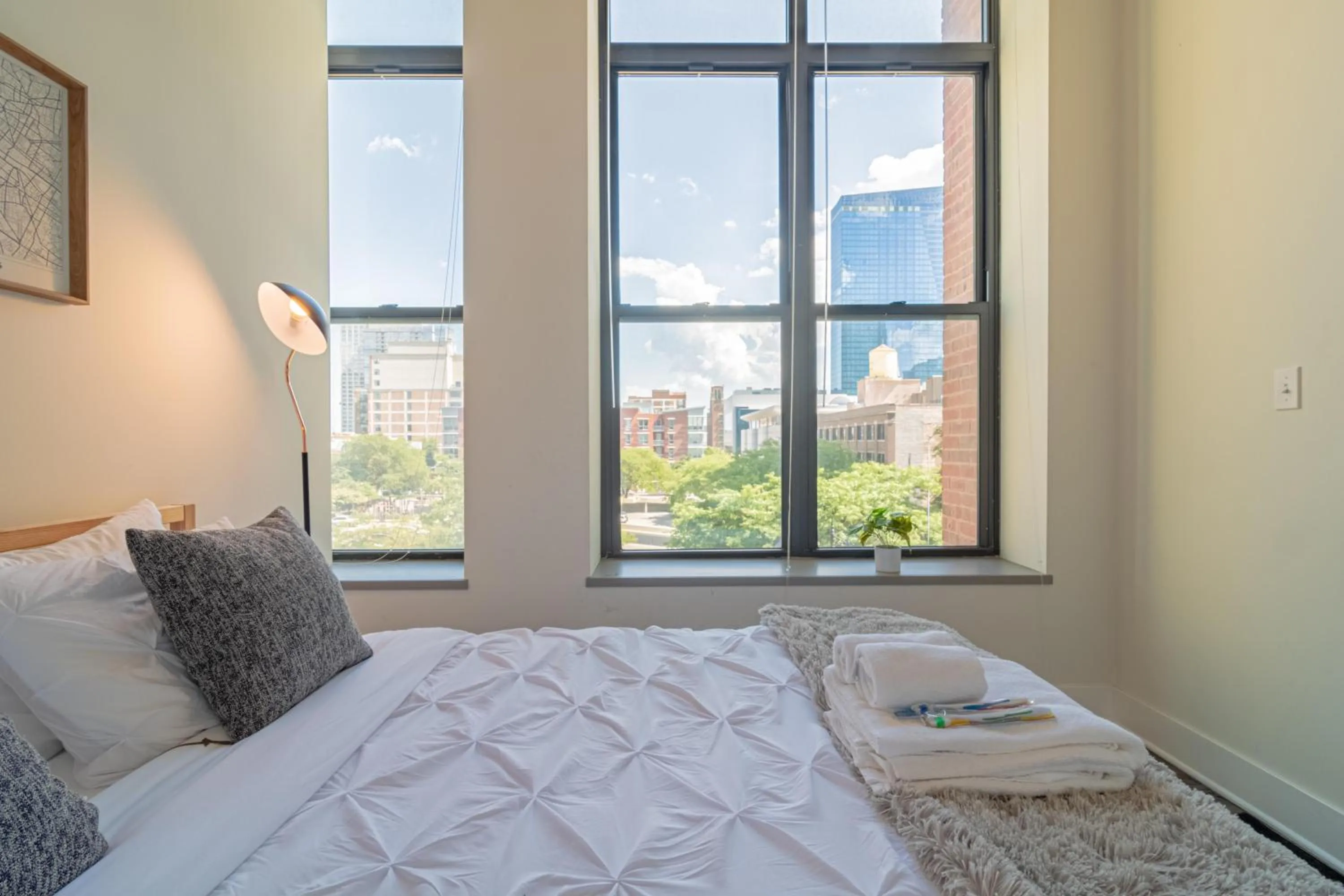 Bed in Bright 2BR Luxury Corner Suite with Optional Parking Sleeps 6 guests Near McCormick Place and Soldier Field