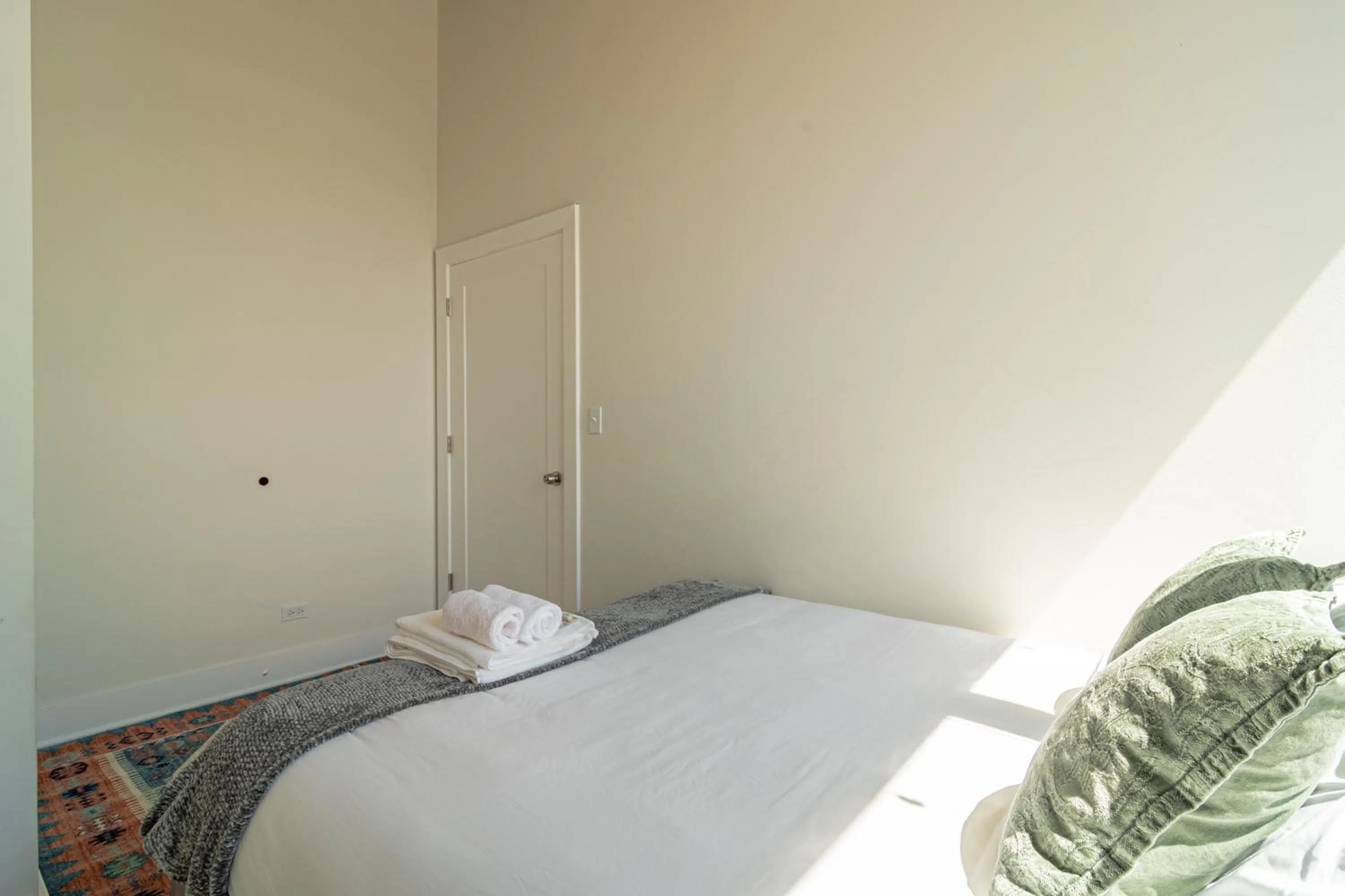 Bed in Bright 2BR Luxury Corner Suite with Optional Parking Sleeps 6 guests Near McCormick Place and Soldier Field