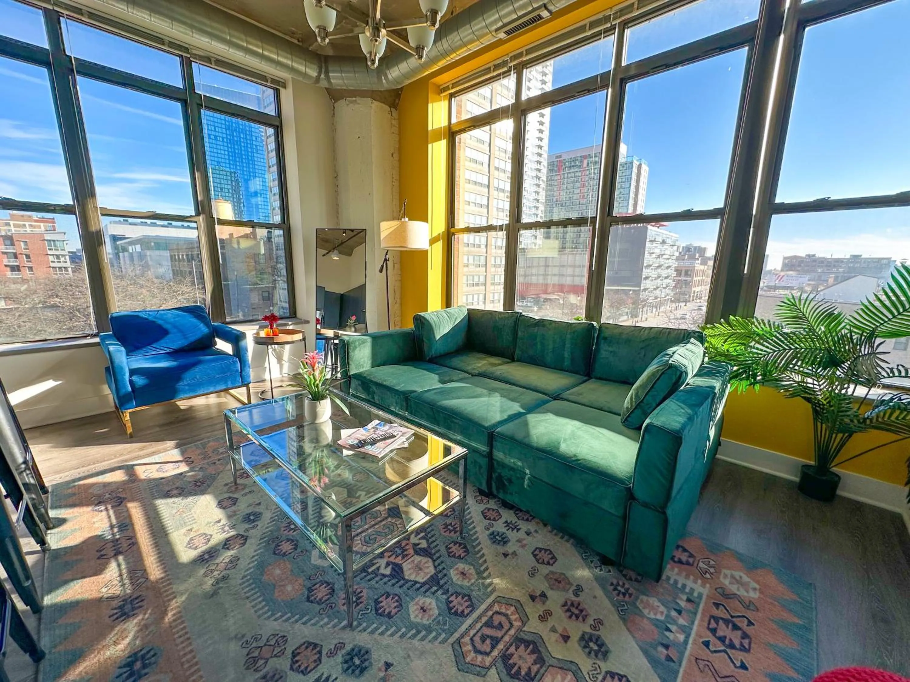 Bright 2BR Luxury Corner Suite with Optional Parking Sleeps 6 guests Near McCormick Place and Soldier Field