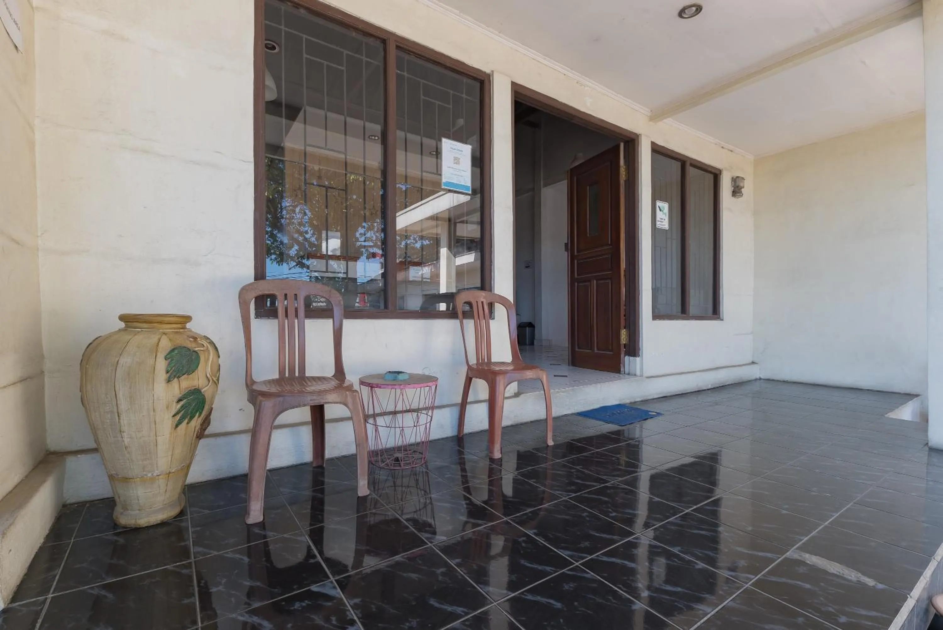 Seating area in RedDoorz Syariah @ Jl Raya Sukabumi