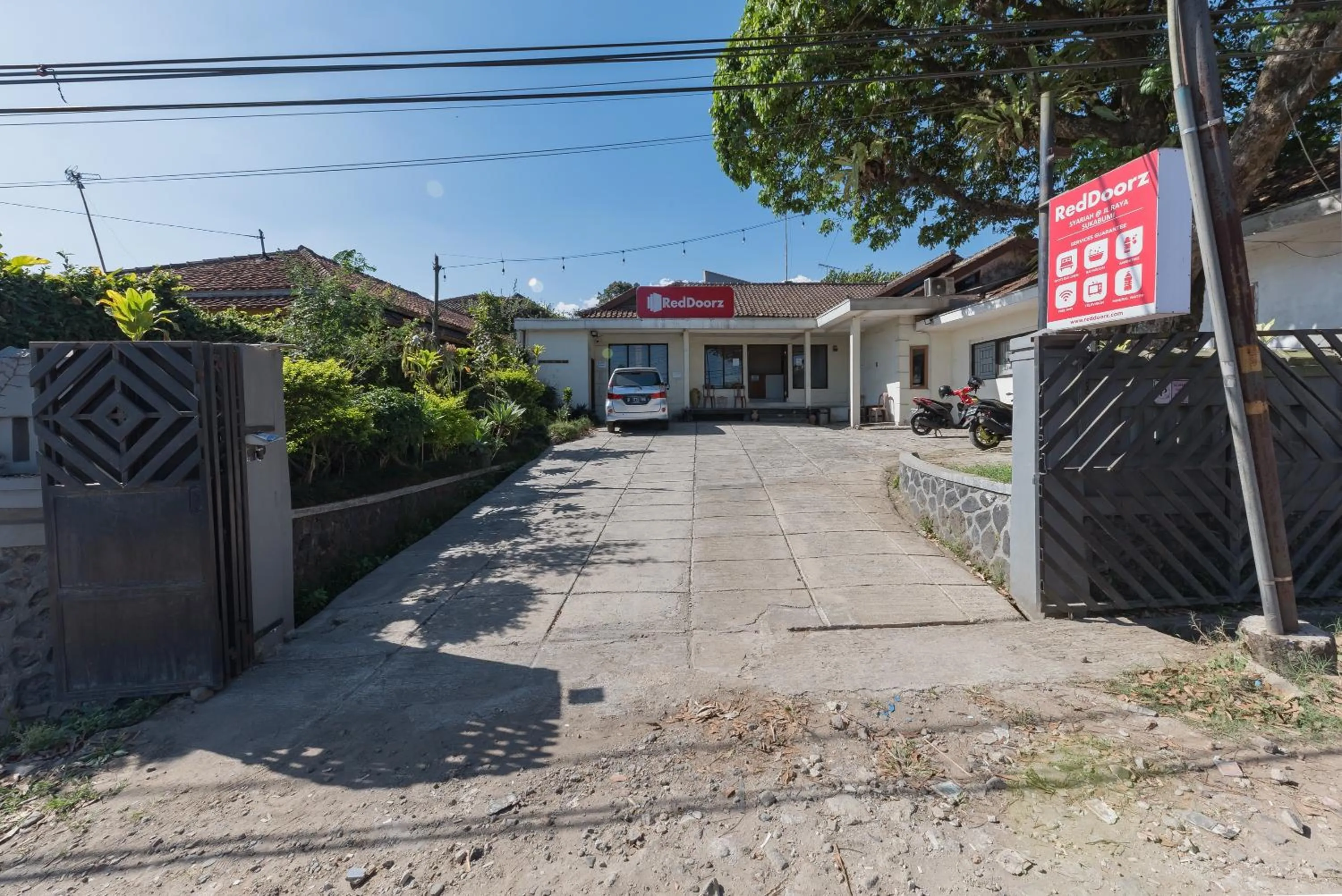Property building in RedDoorz Syariah @ Jl Raya Sukabumi
