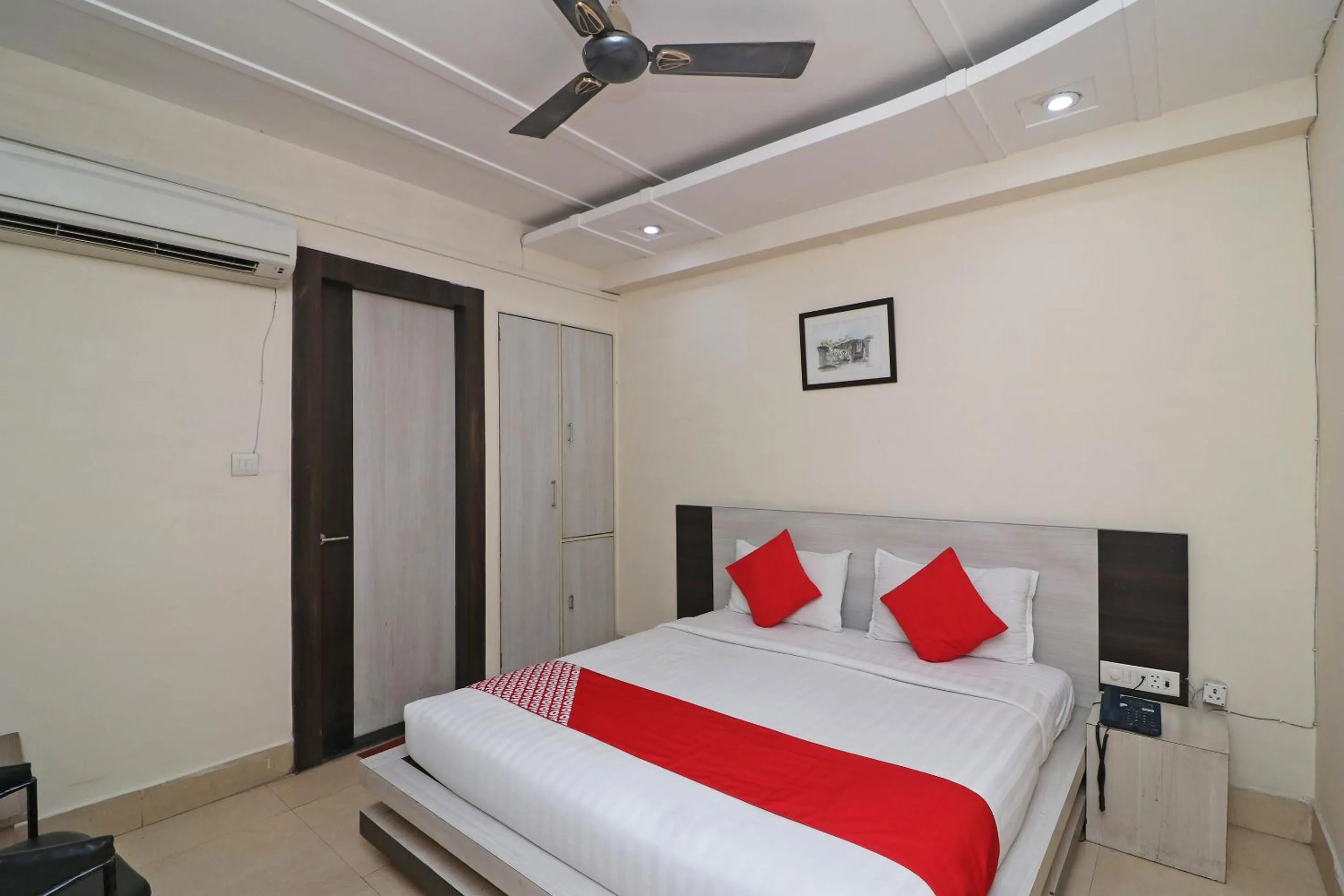 Bedroom, Bed in Hotel Mandiram