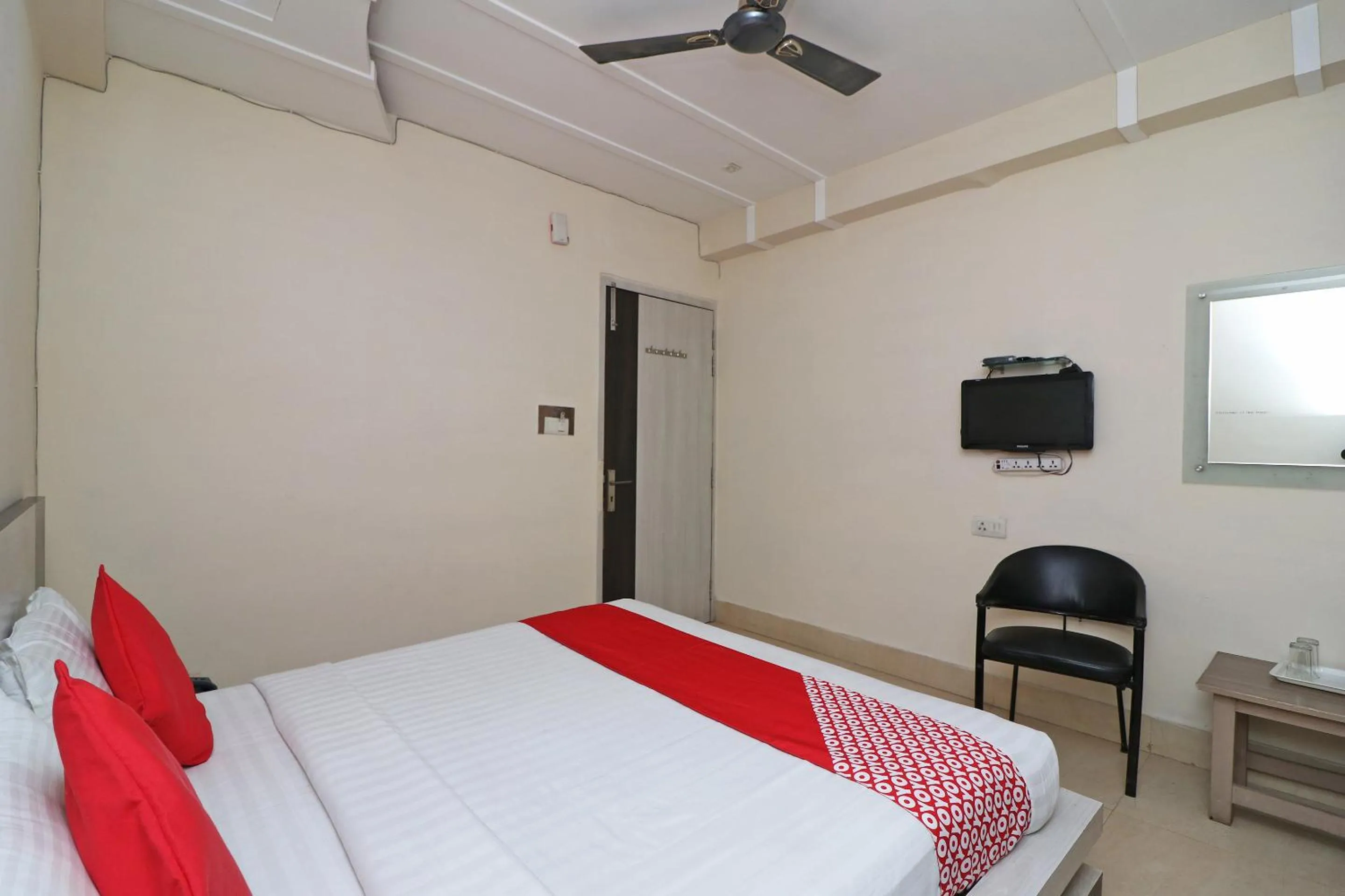 Bedroom, Bed in Hotel Mandiram