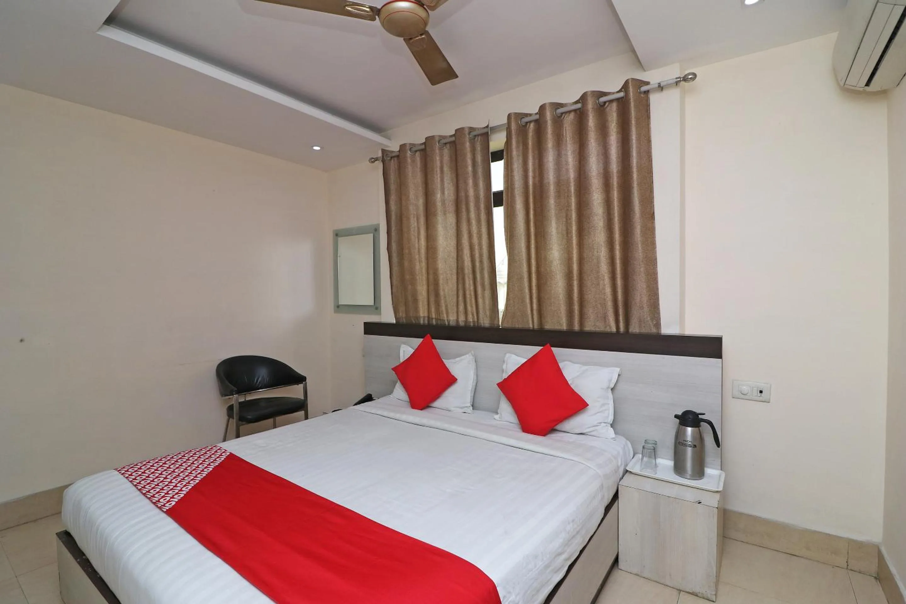 Bedroom, Bed in Hotel Mandiram