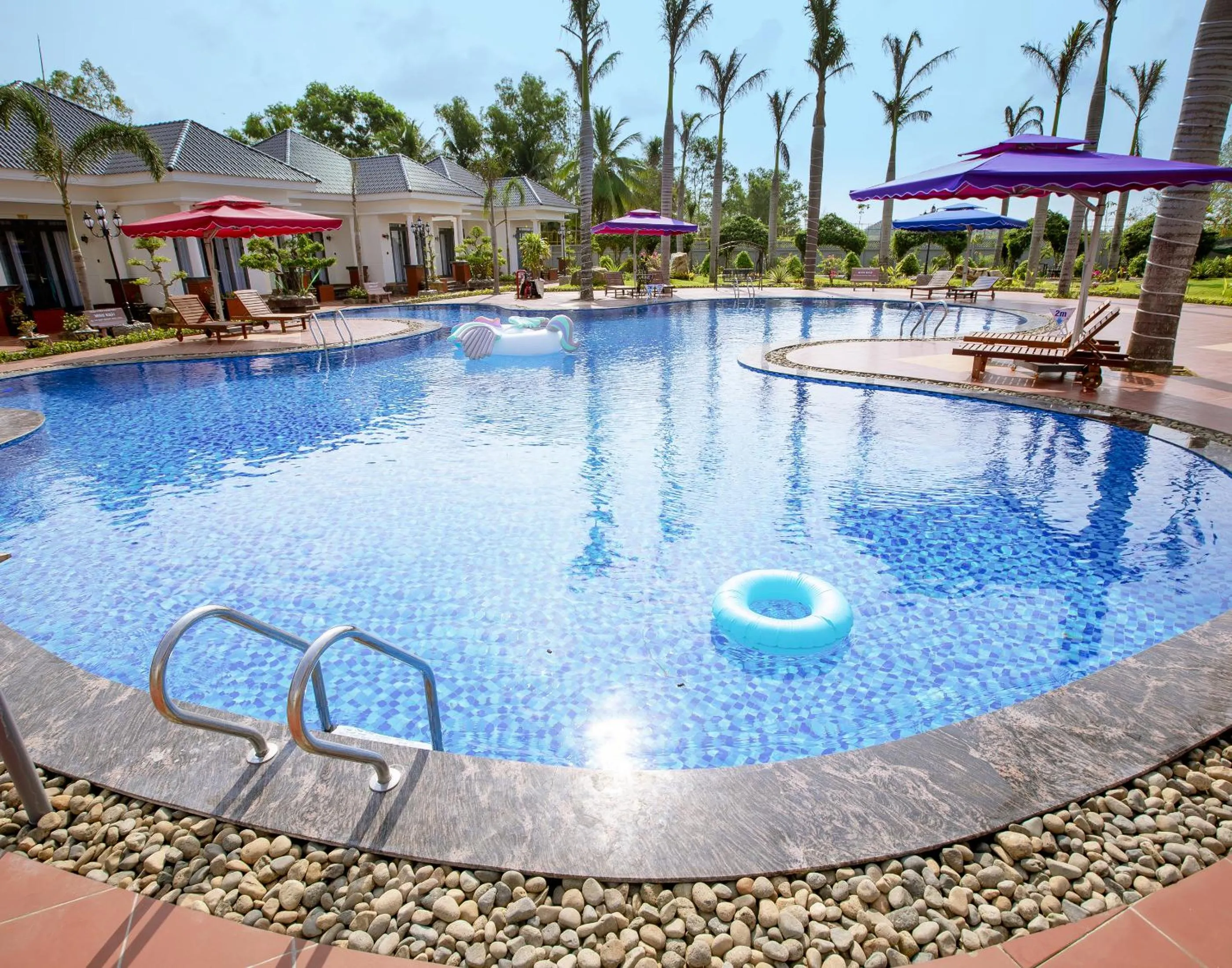 Swimming pool in Thien An Hotel