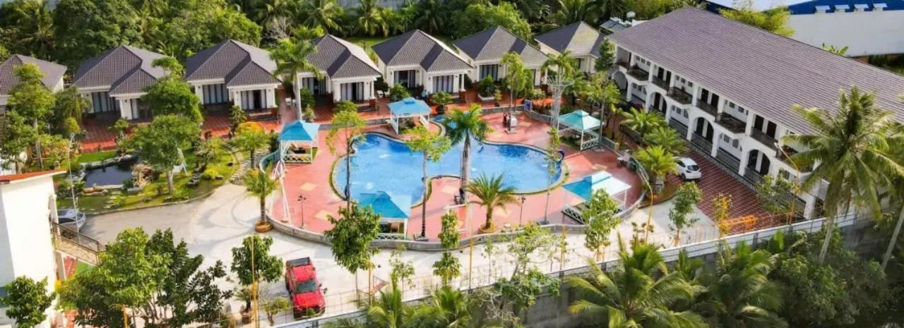 Pool view in Thien An Hotel