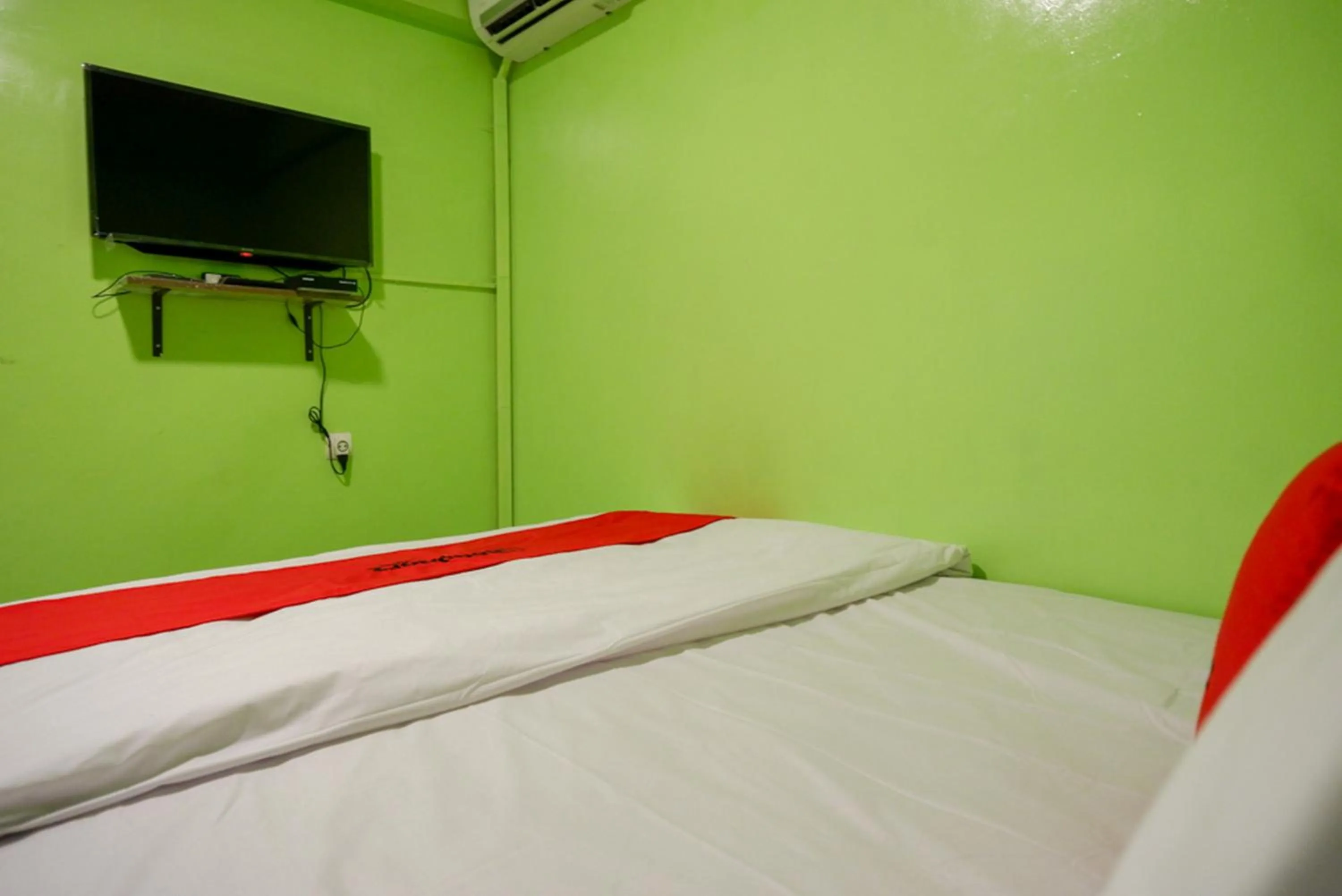 TV and multimedia, Bed in RedDoorz @ Jalan Gatot Subroto Semarang
