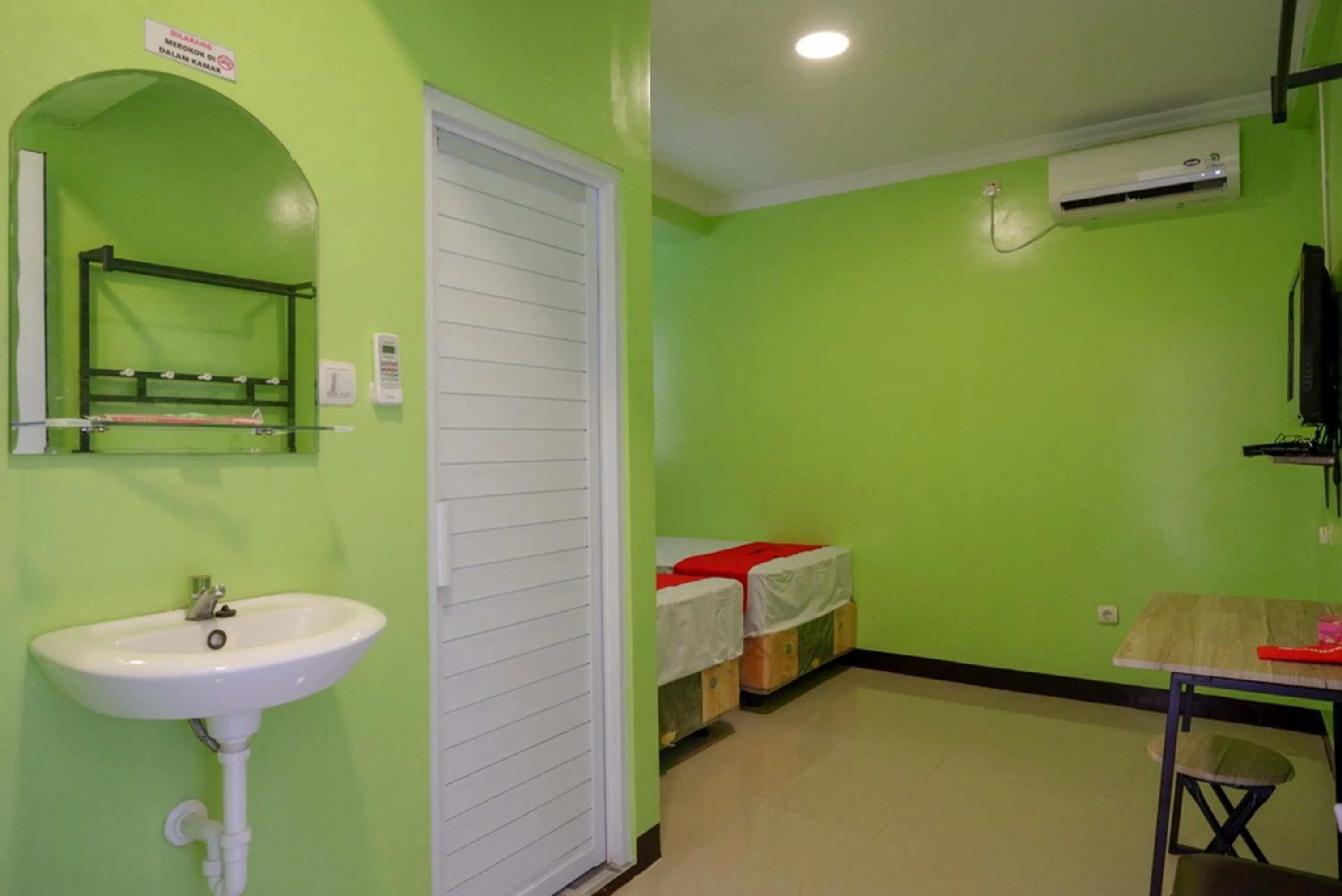 Bedroom, Bed in RedDoorz @ Jalan Gatot Subroto Semarang