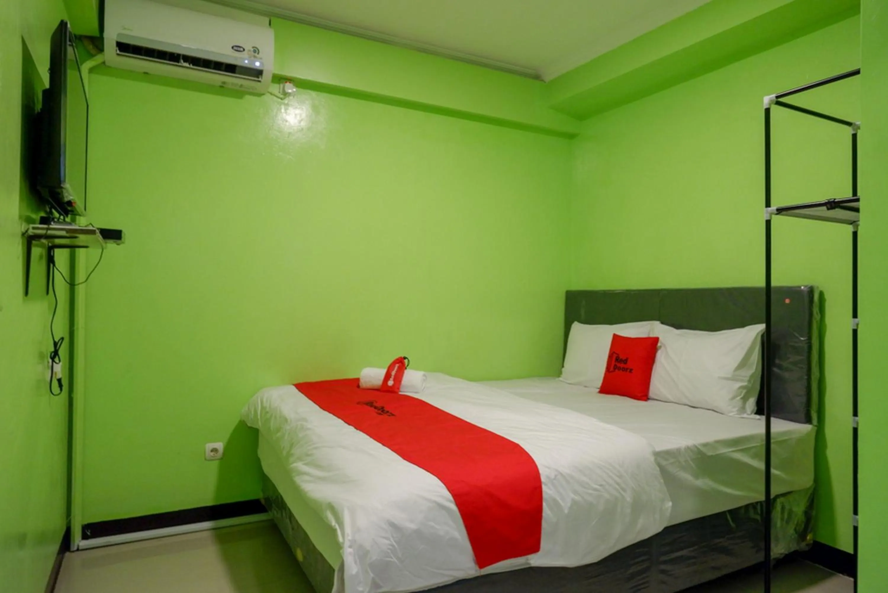Bed in RedDoorz @ Jalan Gatot Subroto Semarang
