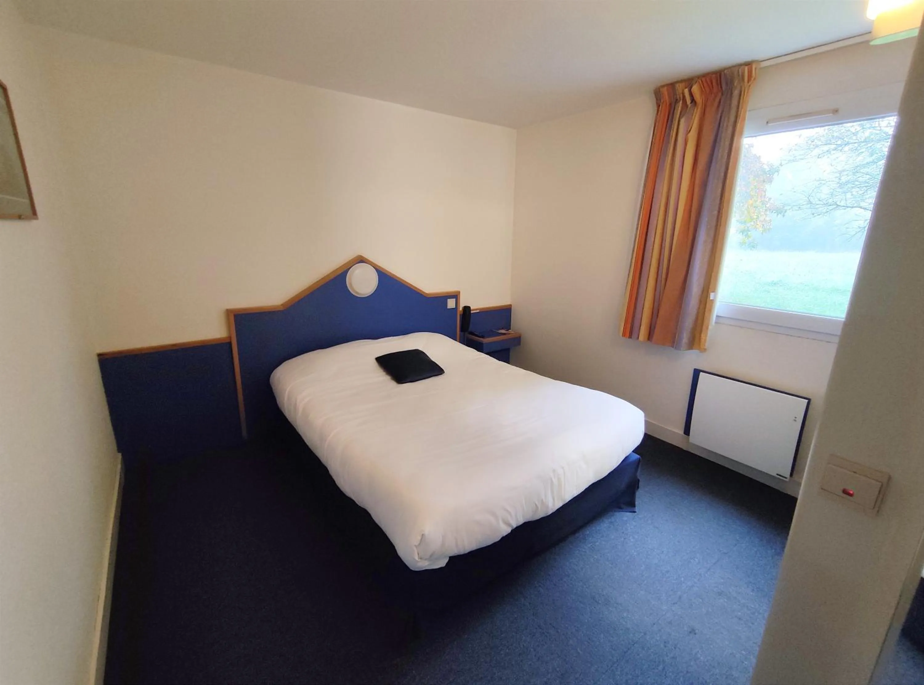 Bed in initial by balladins Sable sur Sarthe