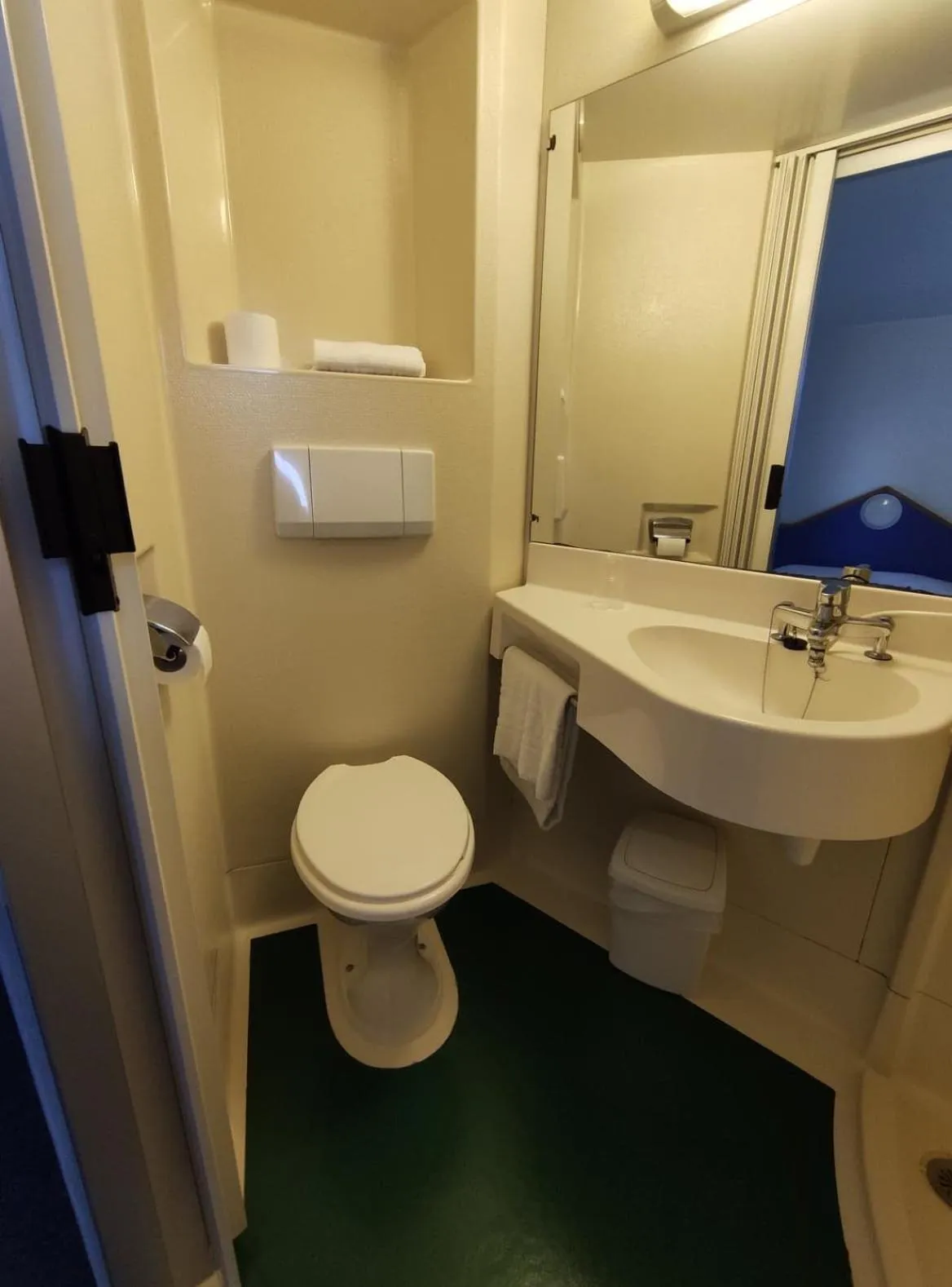 Shower, Bathroom in hôtel ASTER