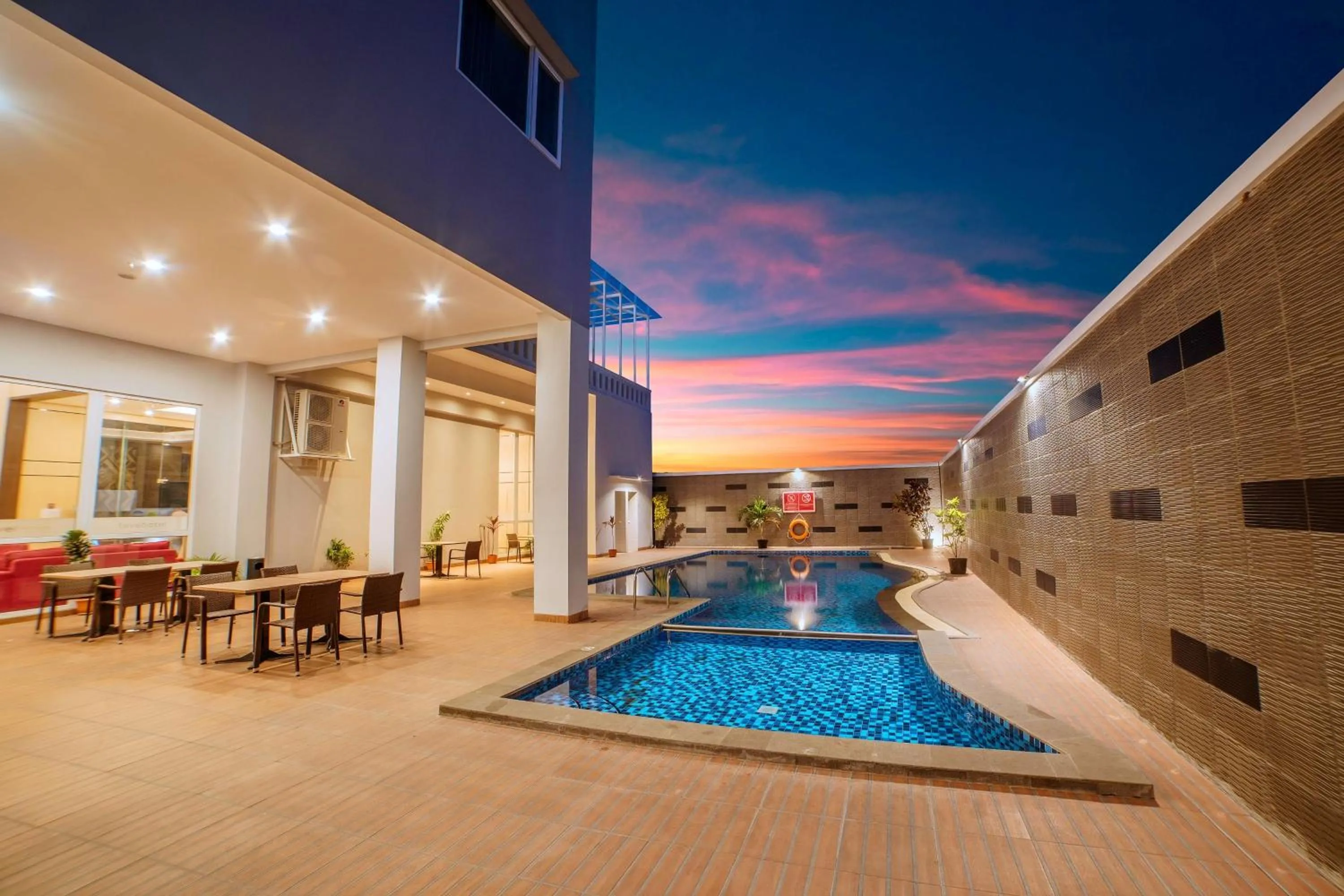 Swimming pool in favehotel Bitung